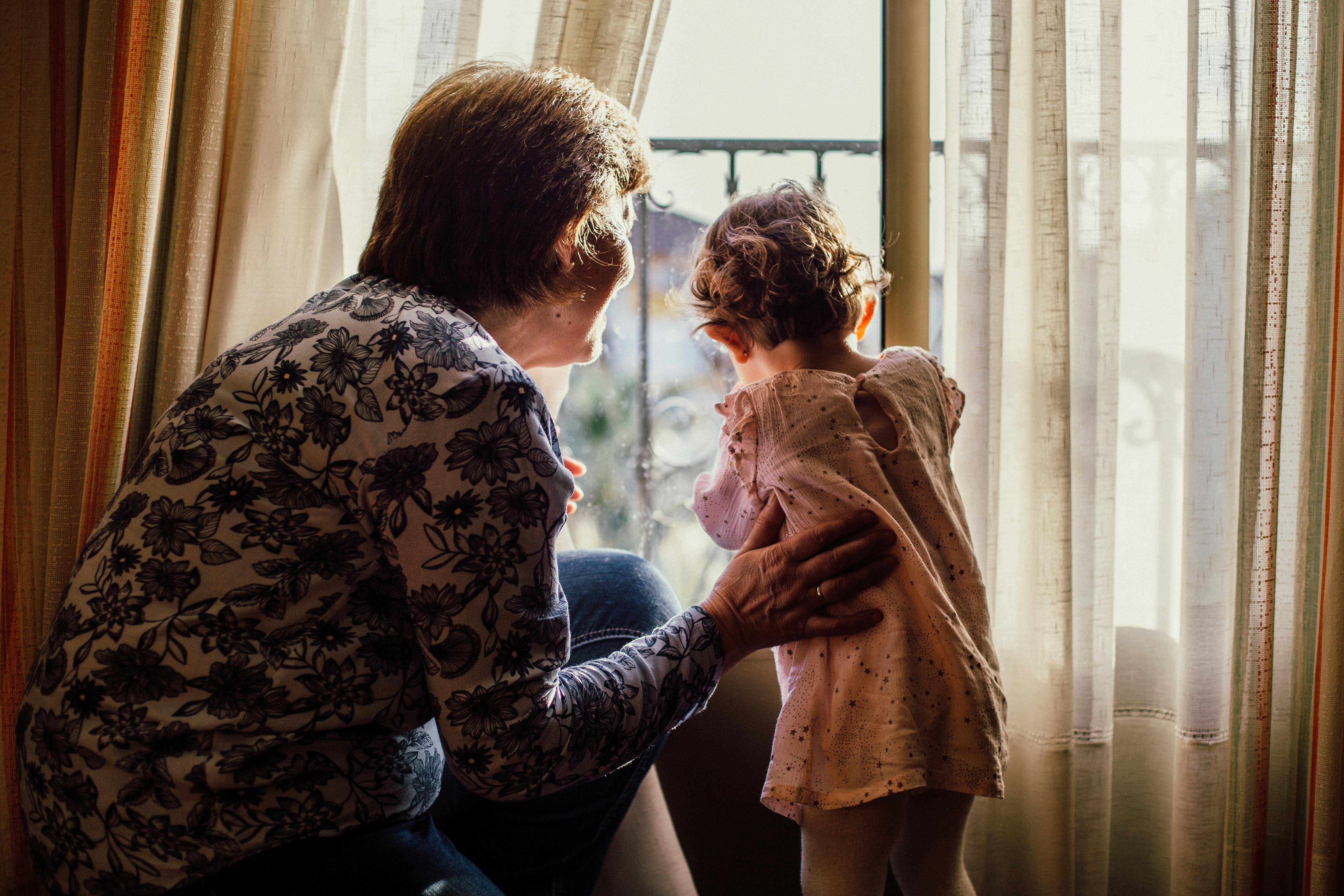 Une grand-mère avec sa petite-fille | Source : Pexels