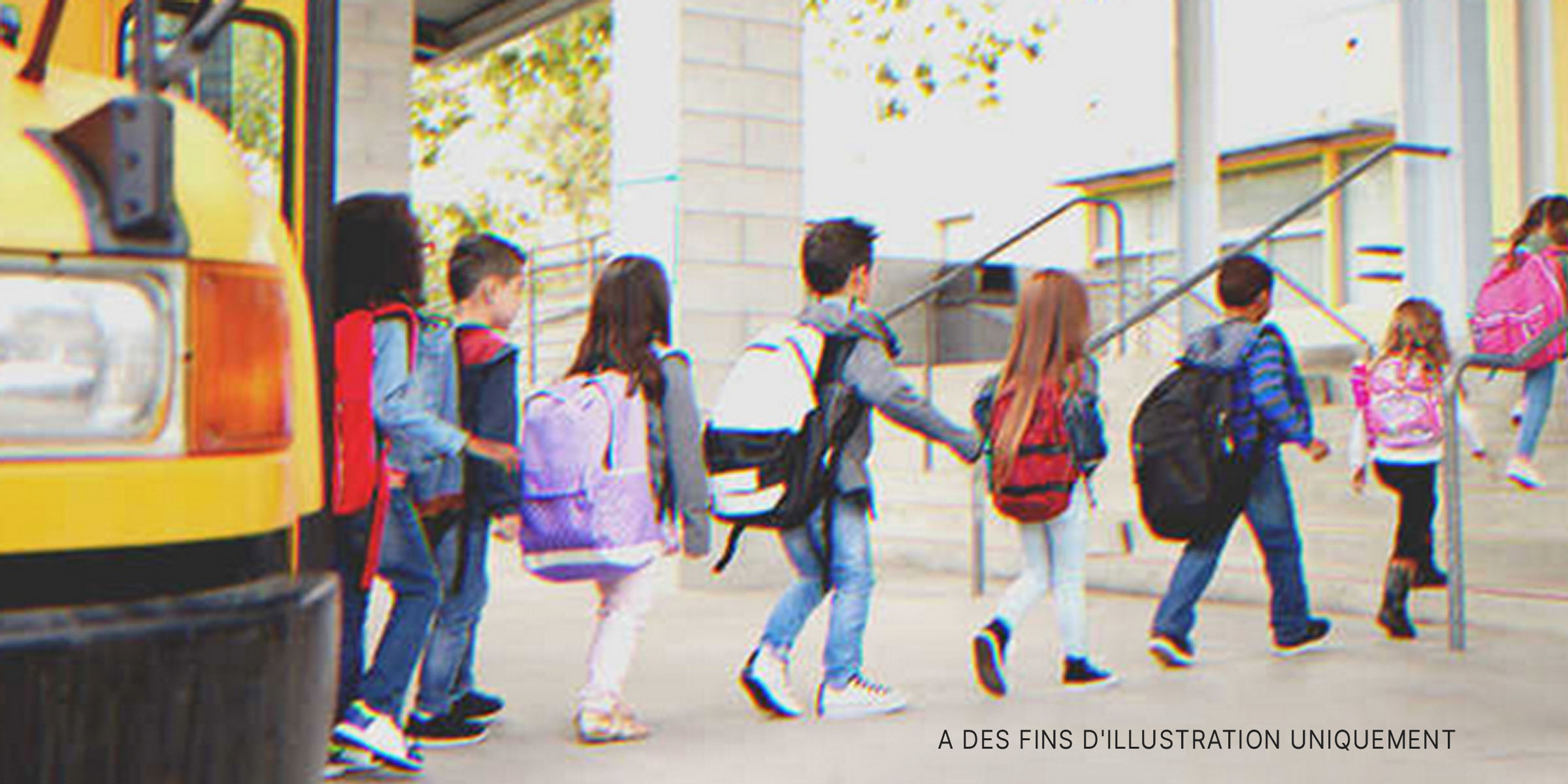 Des enfants sortant du bus scolaire | Source : Shutterstock