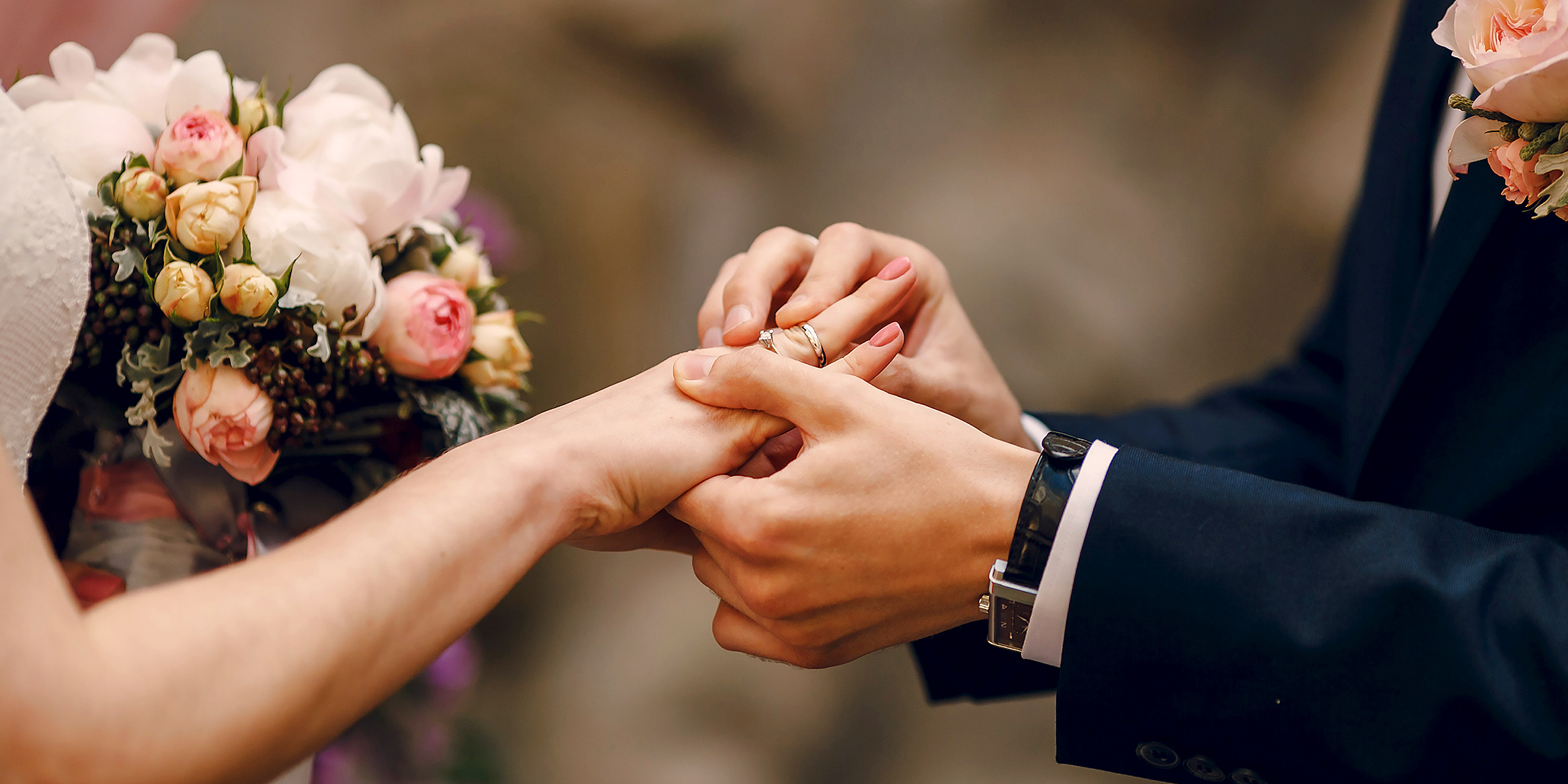Un homme mettant une bague au doigt de sa fiancée | Source : Shutterstock