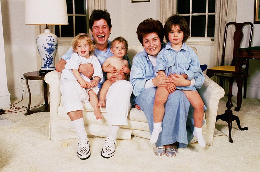 Ozzy et Sharon Osbourne avec leurs trois enfants au milieu des années 80. | Photo : Getty Images