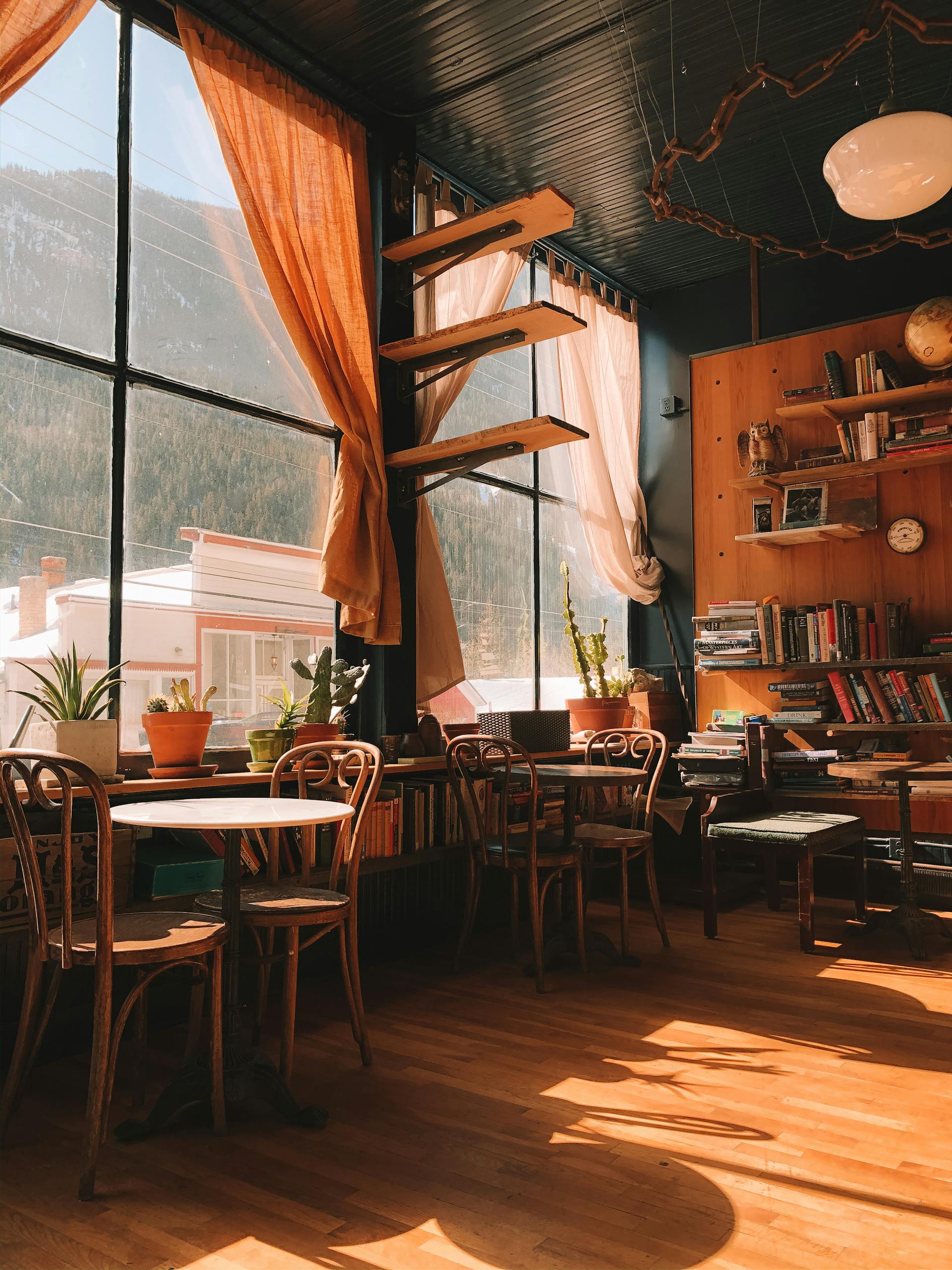 Tables dans un restaurant confortable | Source : Pexels