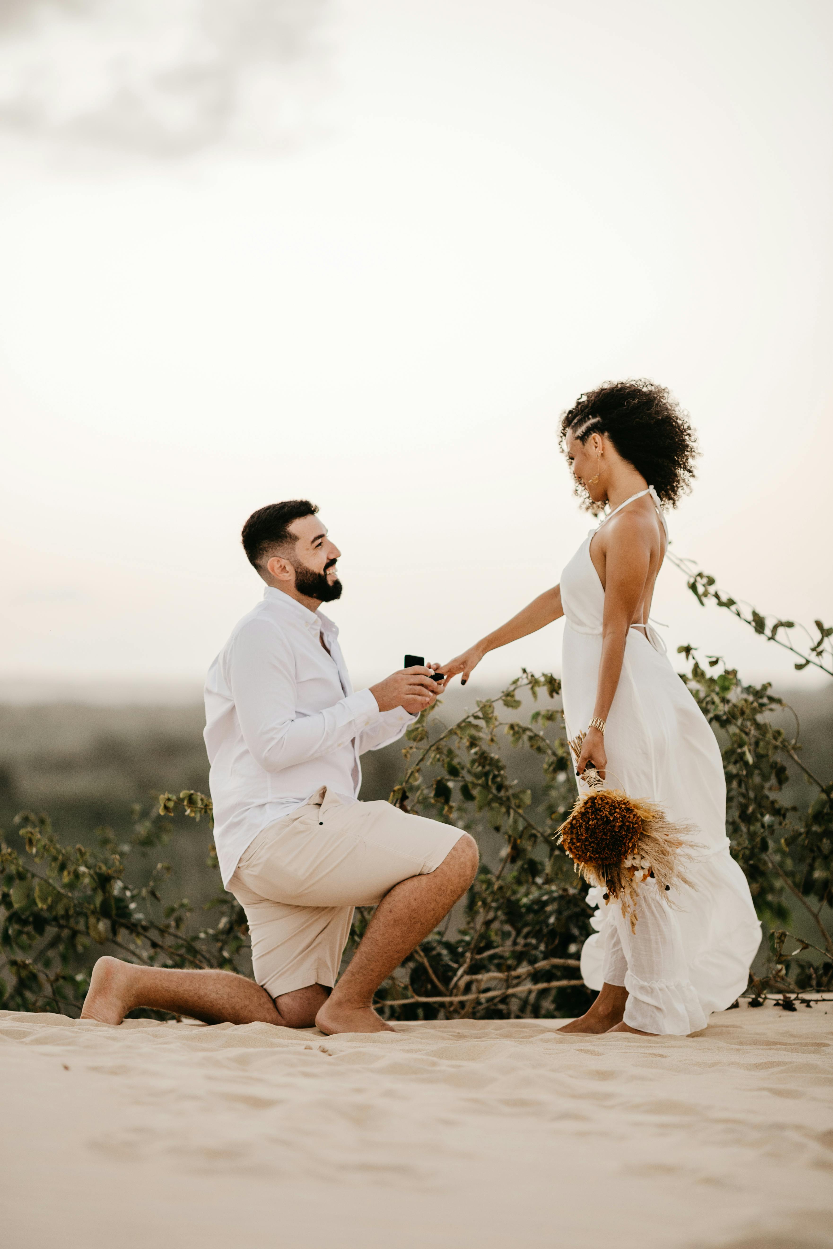 Un homme demande sa petite amie en mariage à la plage | Source : Pexels