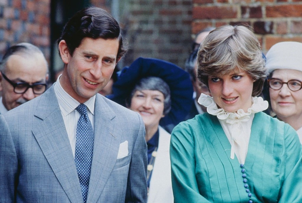 Le prince Charles et Lady Diana inaugurent l'exposition Mountbatten à Broadlands. | Photo : Getty Images
