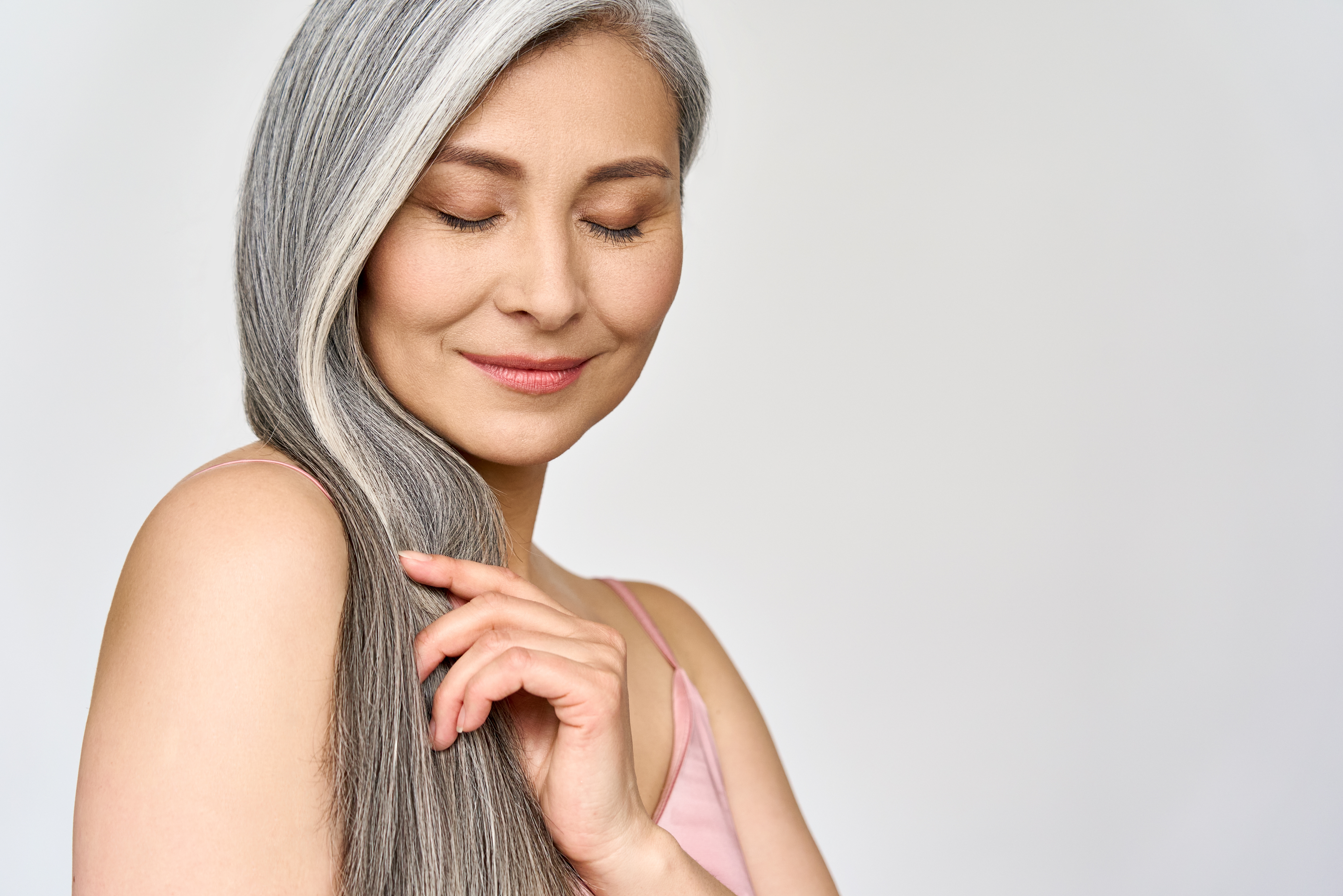 Femme aux cheveux gris. | Source : Shutterstock