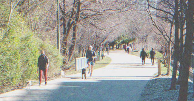 Des gens qui marchent dans un parc | Photo : Shutterstock