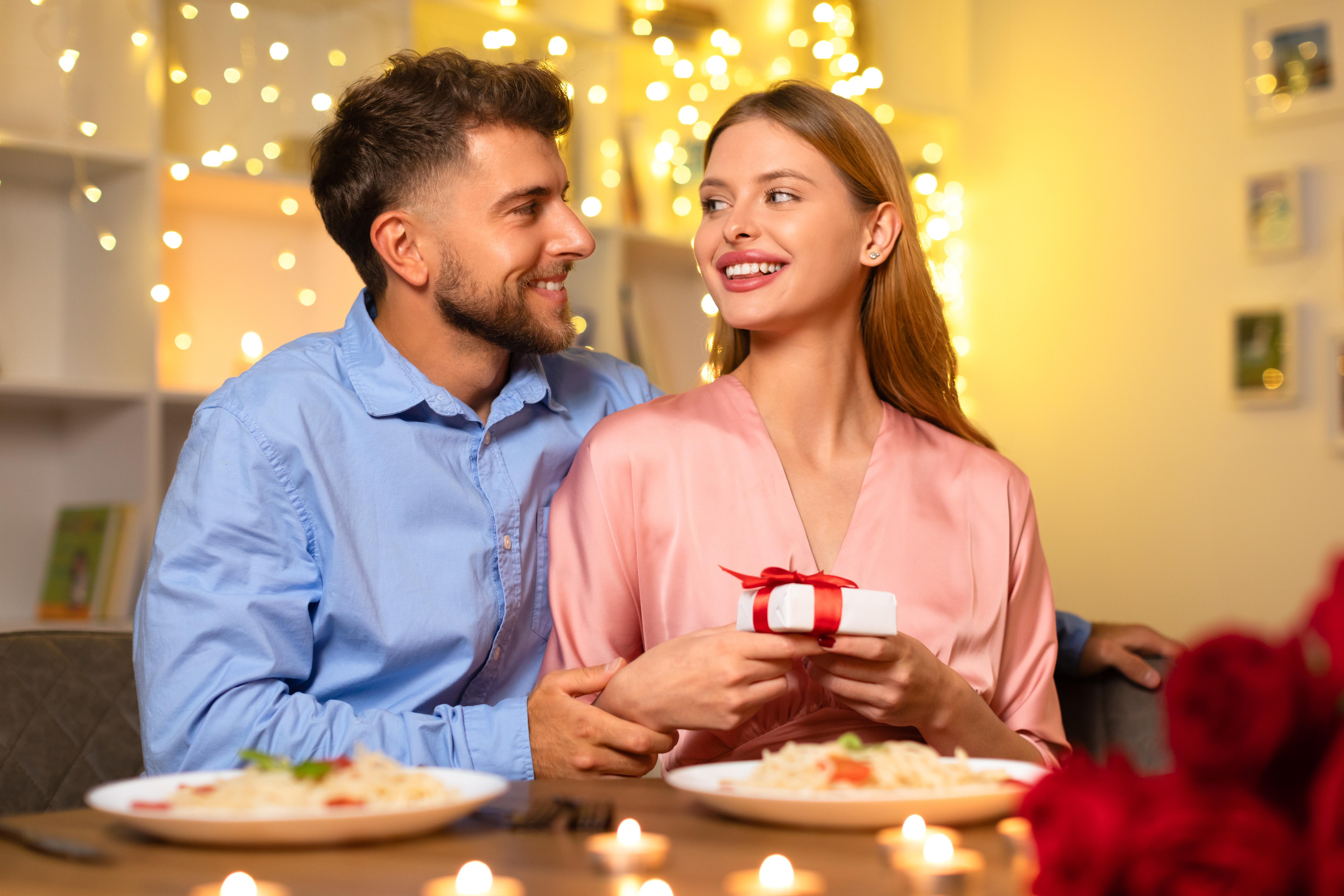 Un couple heureux célébrant son anniversaire autour d'un dîner aux chandelles | Source : Getty Images