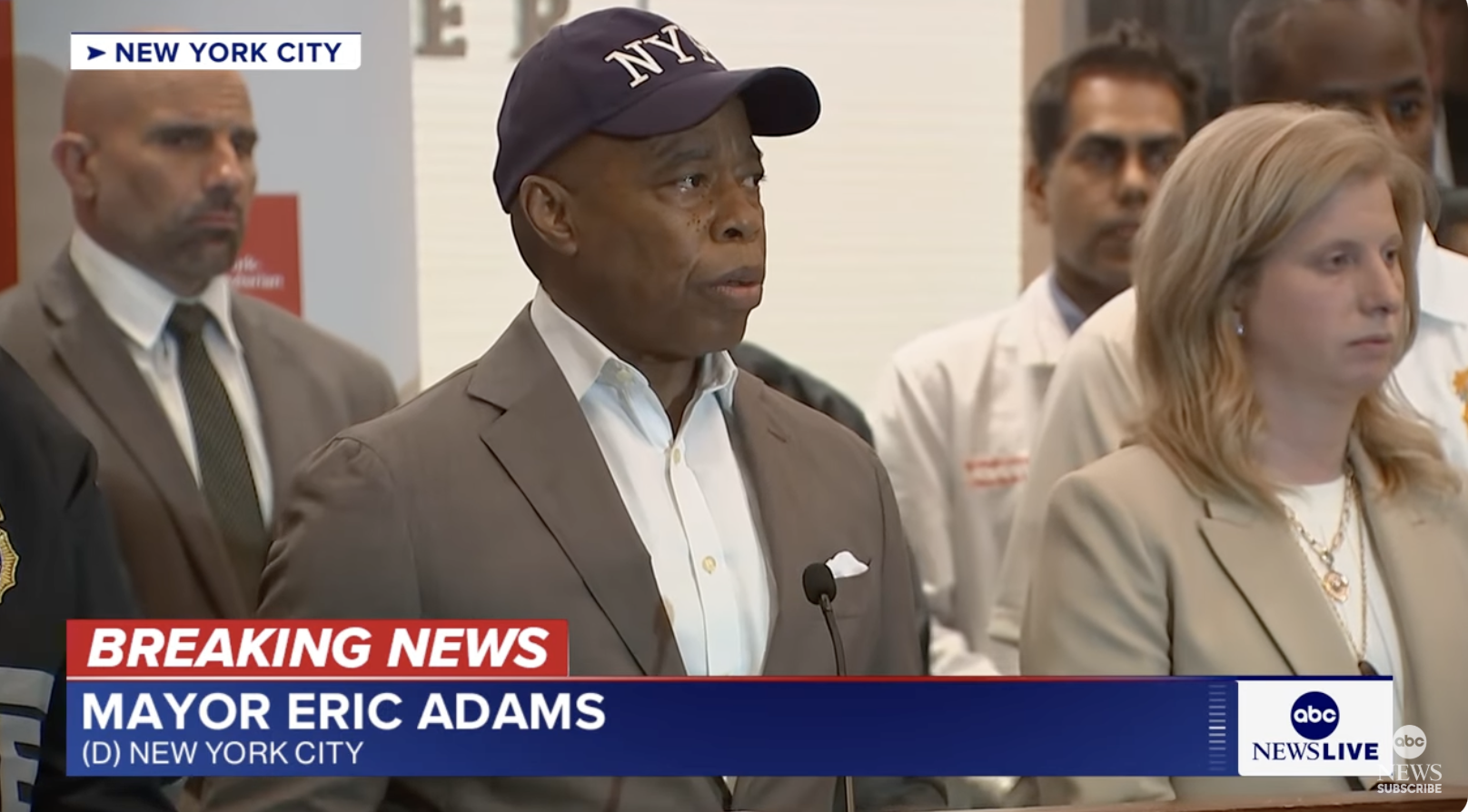 Le maire Eric Adams s'adresse à une foule de journalistes après la fusillade de masse à Midtown Manhattan, le 28 juillet 2025. | Source : YouTube/ABC News
