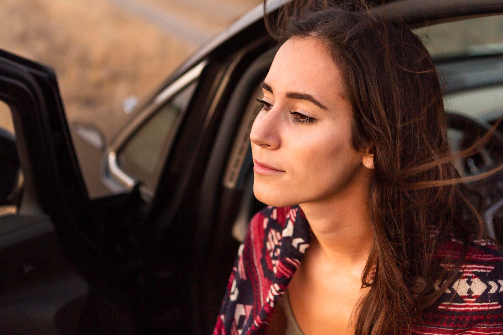 Une femme dans une voiture | Source : Freepik