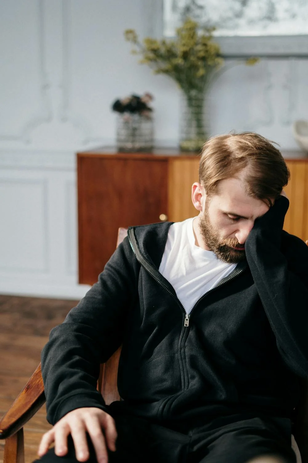 Un homme s'essuyant le visage | Source : Pexels