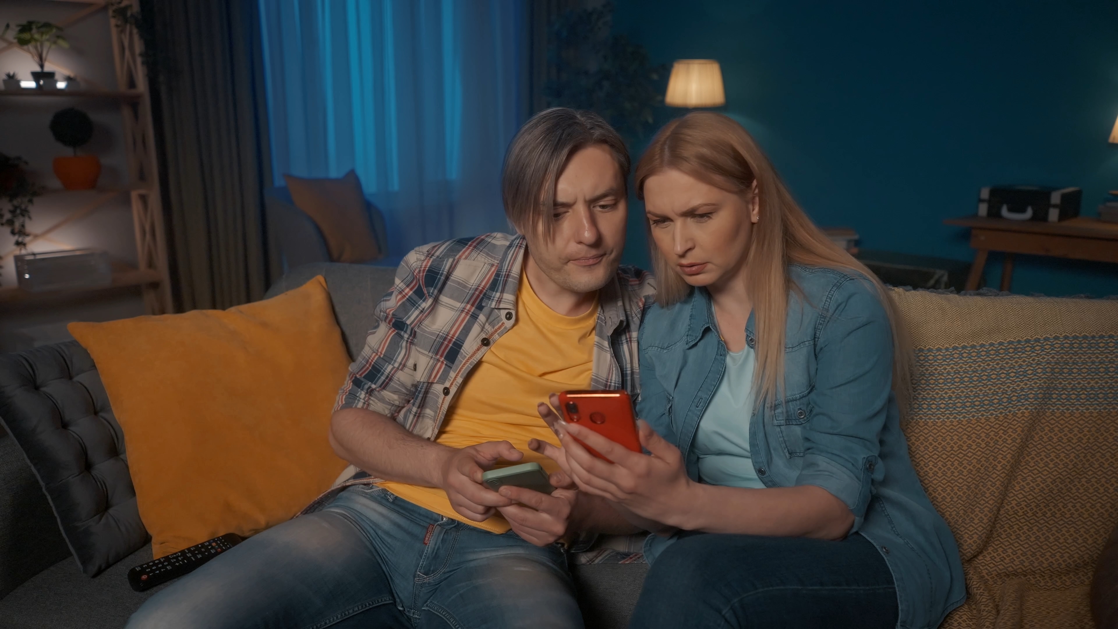 Un homme et une femme regardant un téléphone portable | Source : Shutterstock
