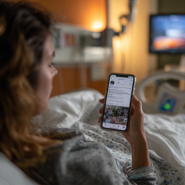 Une femme lisant un message sur Facebook | Source : Midjourney