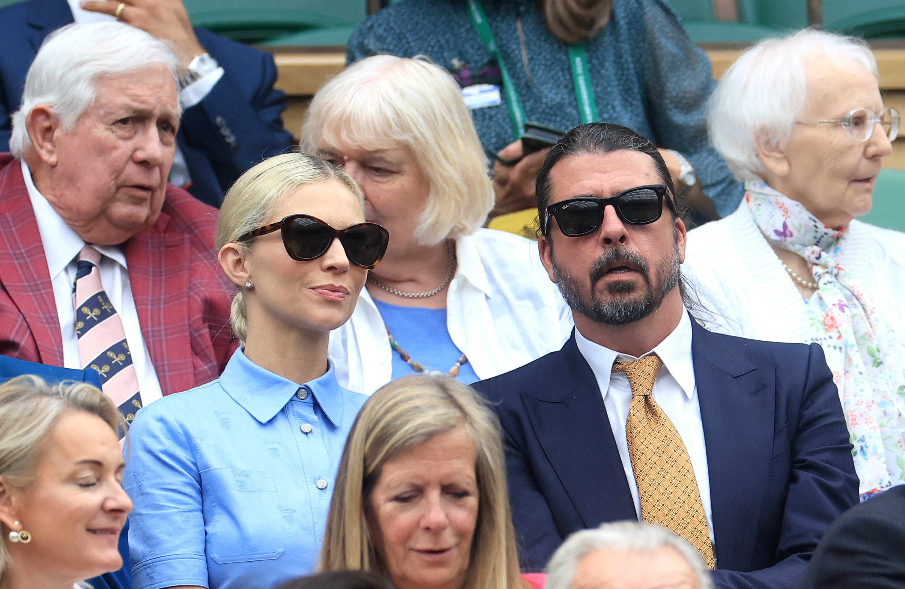 Dave Grohl, et sa femme Jordyn Grohl sont vus dans la Royal Box à lors de la deuxième journée des Championnats Wimbledon 2024 All England Lawn Tennis and Croquet Club le 02 juillet 2024, à Londres, en Angleterre. | Source : Getty Images