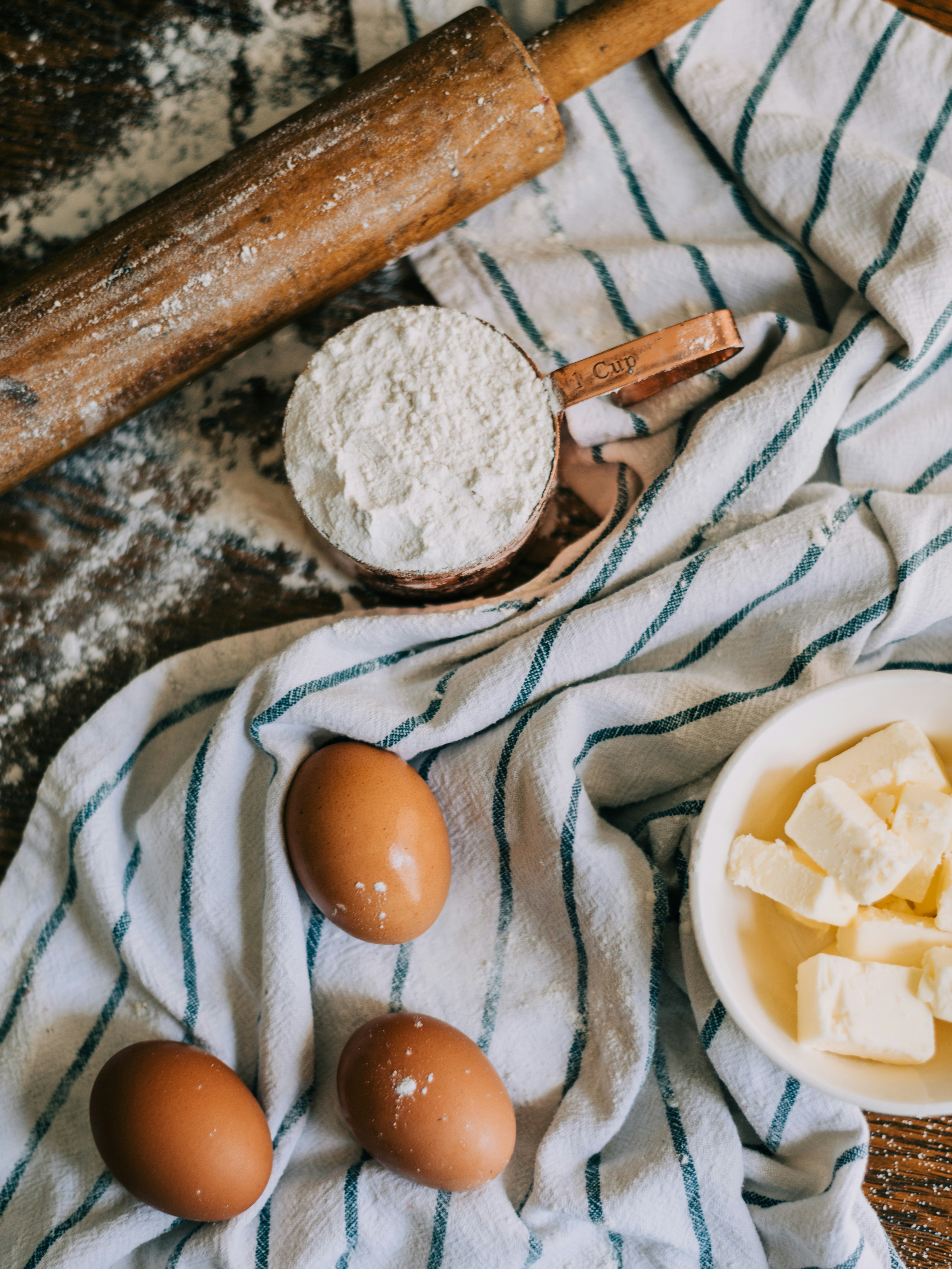 Ingrédients de cuisson sur un comptoir | Source : Unsplash