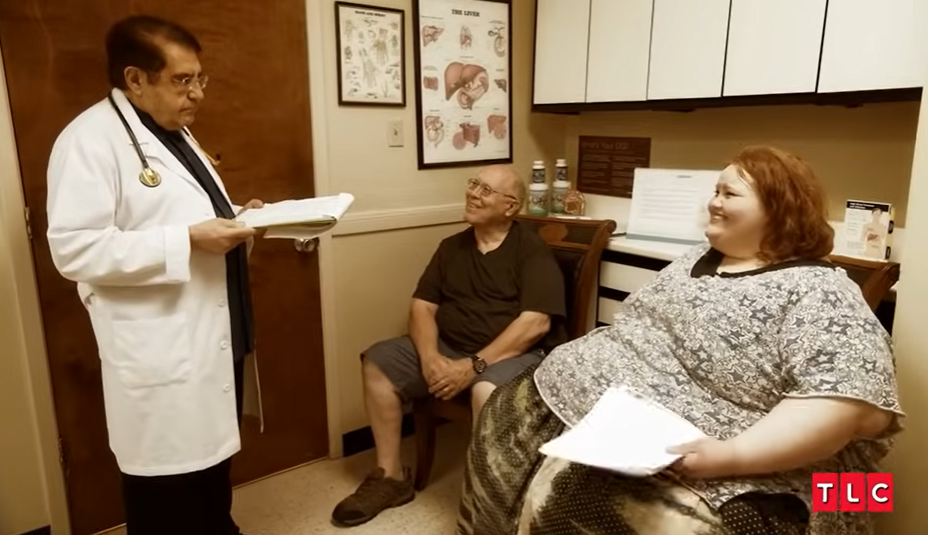 Nikki Webster avec son père et son chirurgien bariatrique dans l'émission "My 600-lb Life", extrait d'une vidéo datée du 30 octobre 2023 | Source : Youtube/@tlc