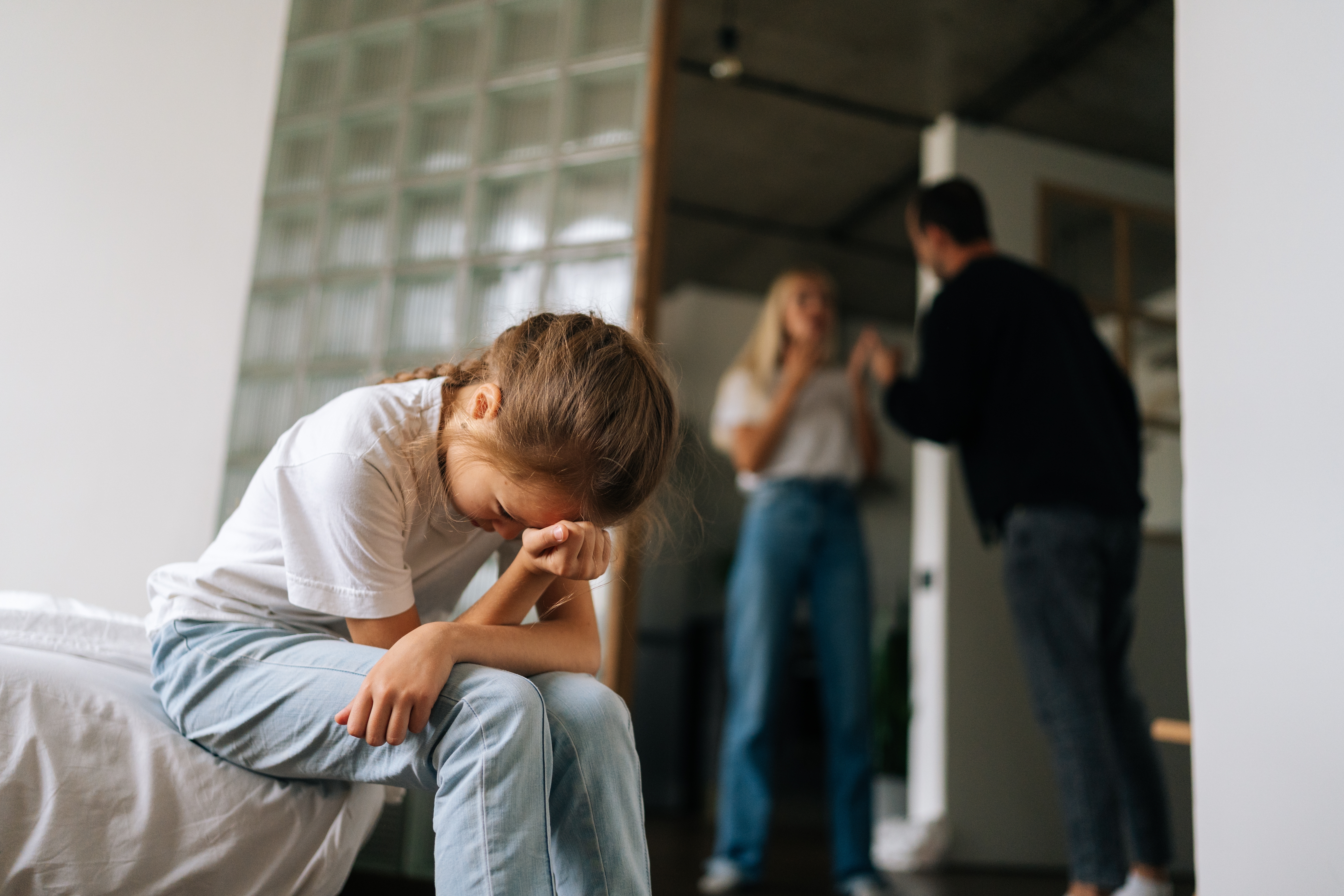 L'homme a sacrifié ses moments de solitude et une partie de son salaire pour élever ses beaux-enfants. | Source : Shutterstock