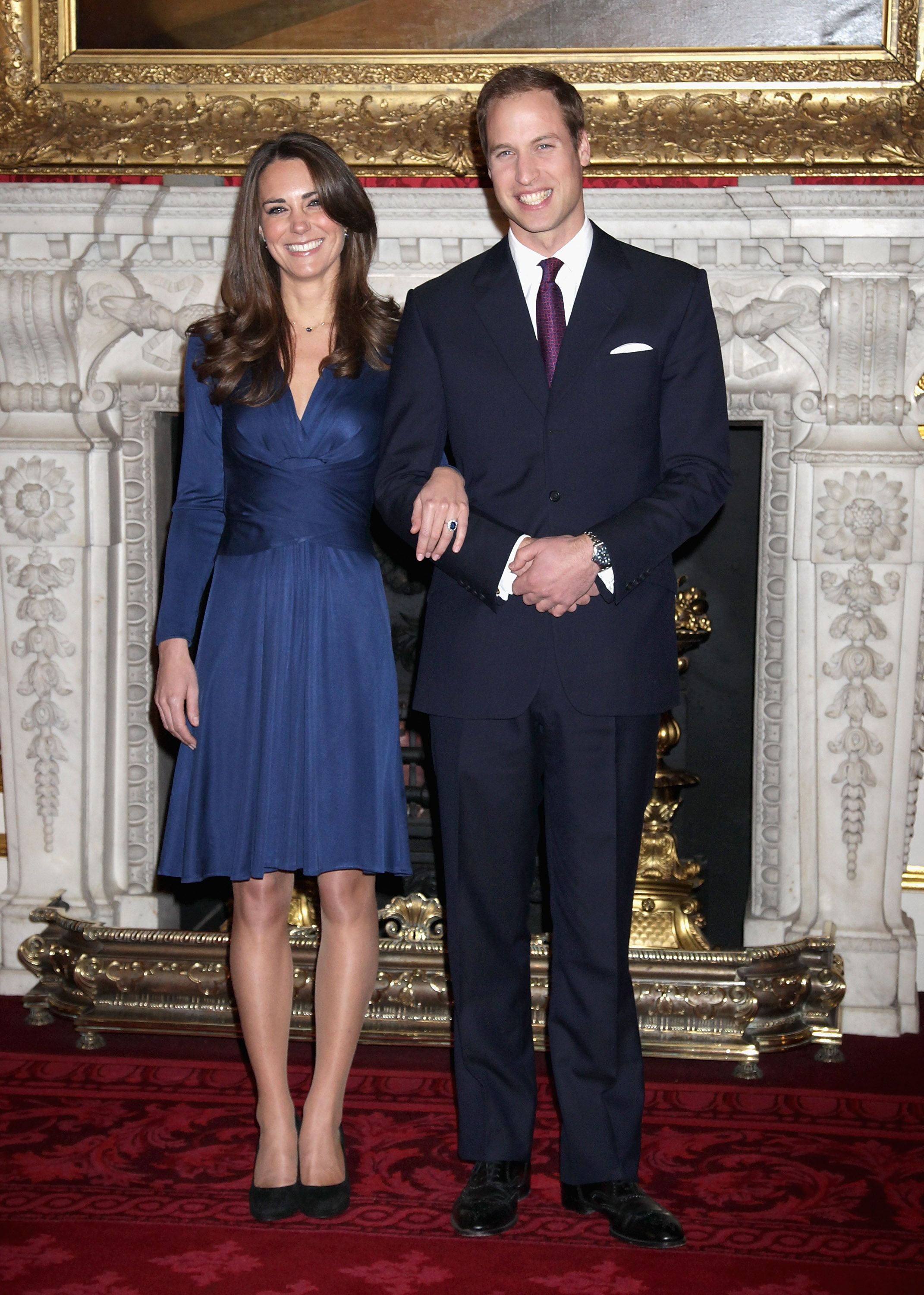 Kate Middleton et le prince William posent dans les appartements d'État du palais St James à Londres, en Angleterre, le 16 novembre 2010 | Source : Getty Images