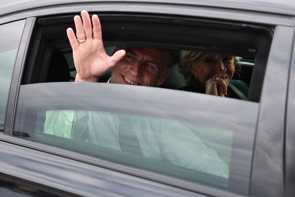 Le président français Emmanuel Macron, aux côtés de son épouse Brigitte Macron, salue le Premier ministre grec alors qu'il quitte le Centre culturel de la Fondation Stavros Niarchos à Athènes, le 25 avril 2026 I Source : Getty Images