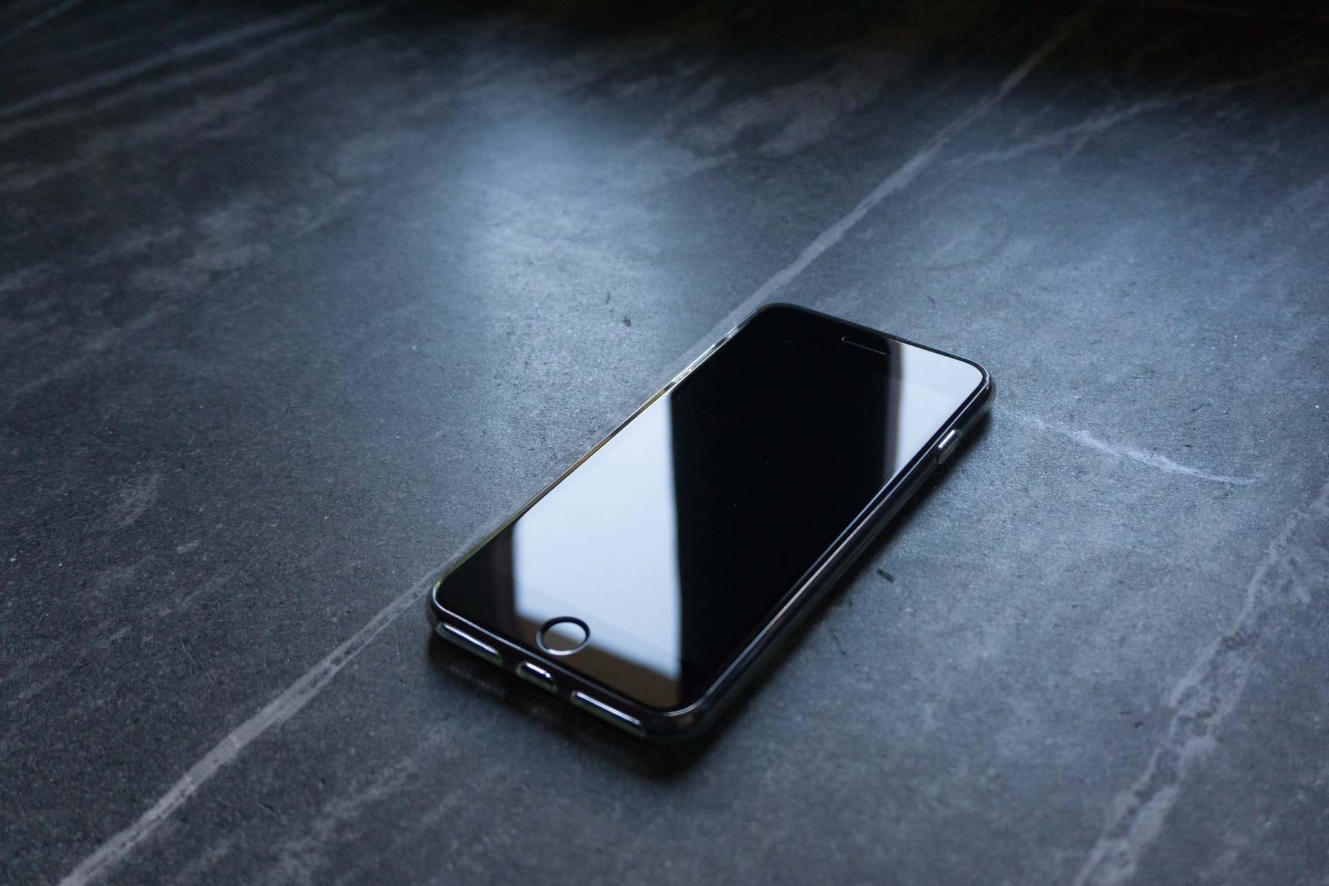 iPhone noir | Source : Unsplash