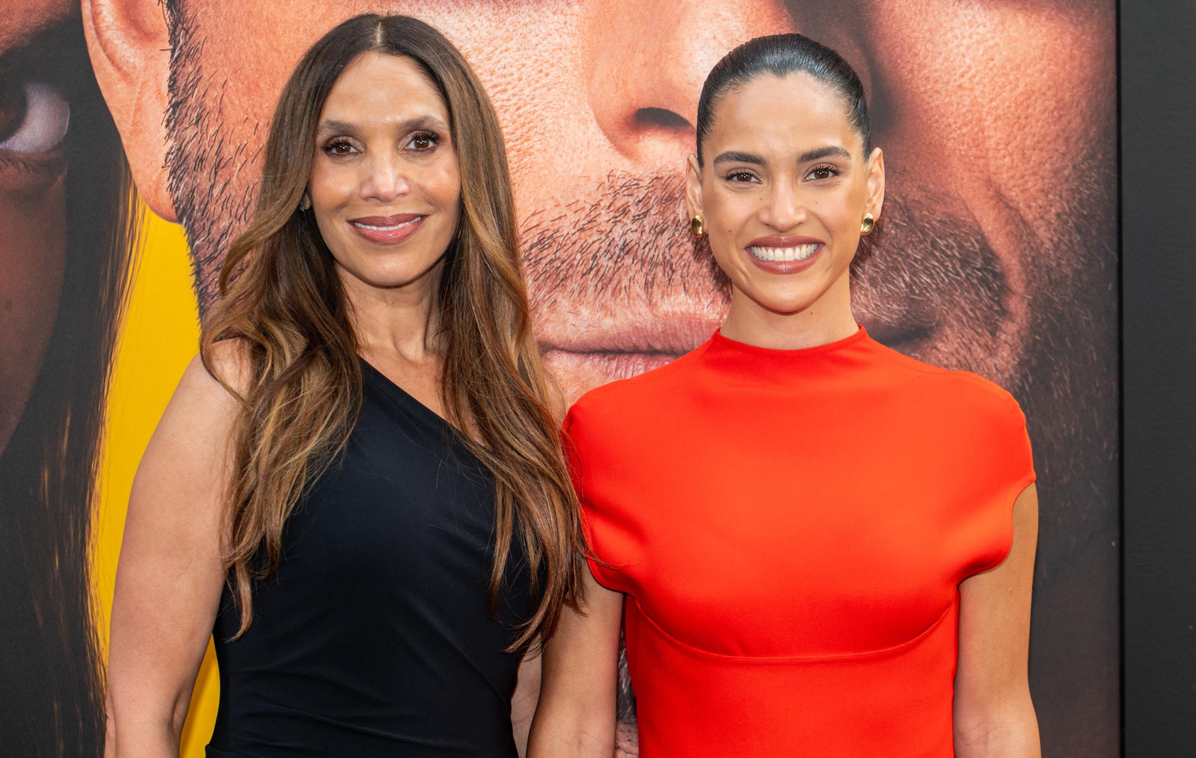 Leslie Torres et sa fille Adria Arjona lors de la projection spéciale de "Hitman" à Austin, Texas, le 15 mai 2024. | Source : Getty Images