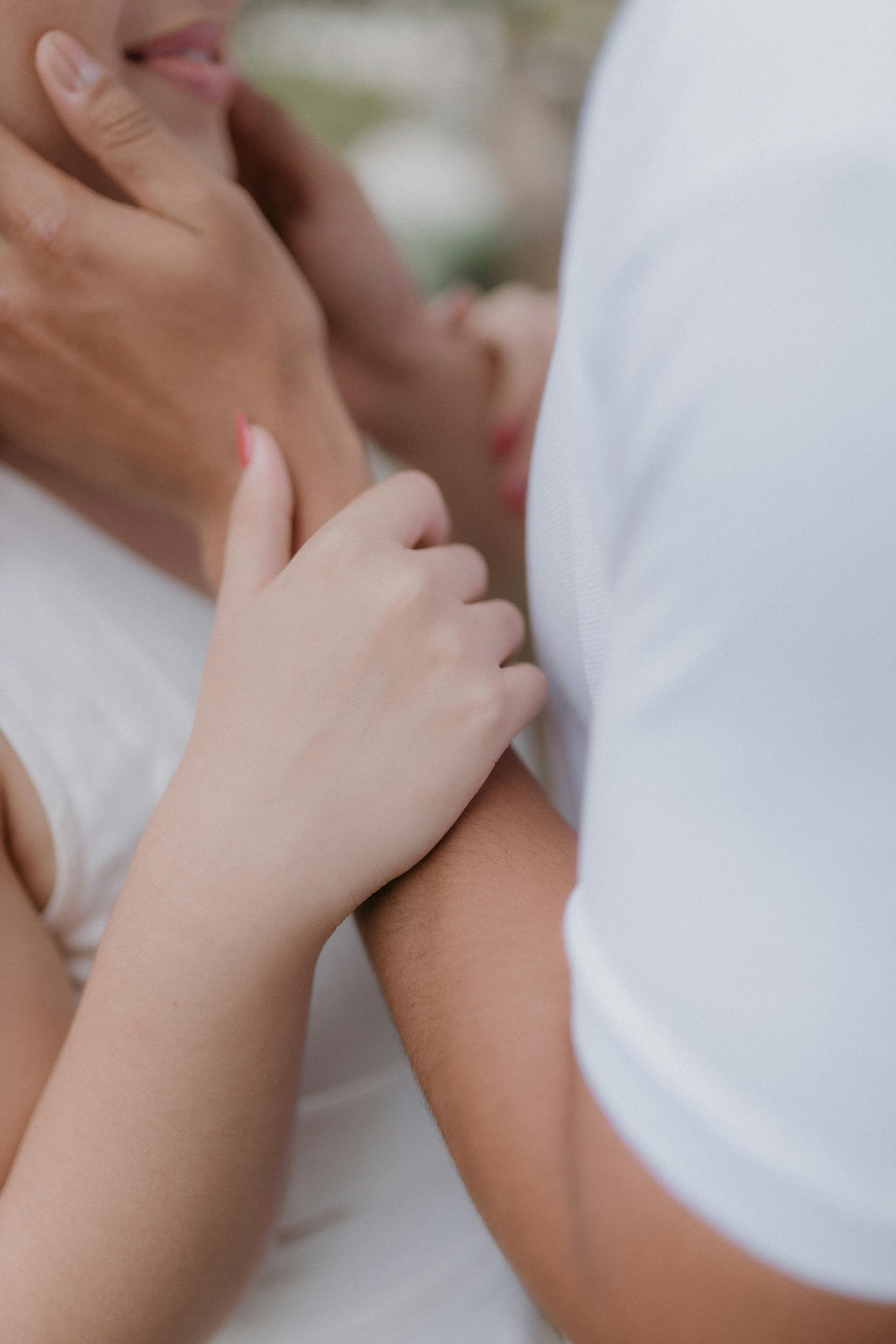 Un couple qui s'embrasse | Source : Pexels