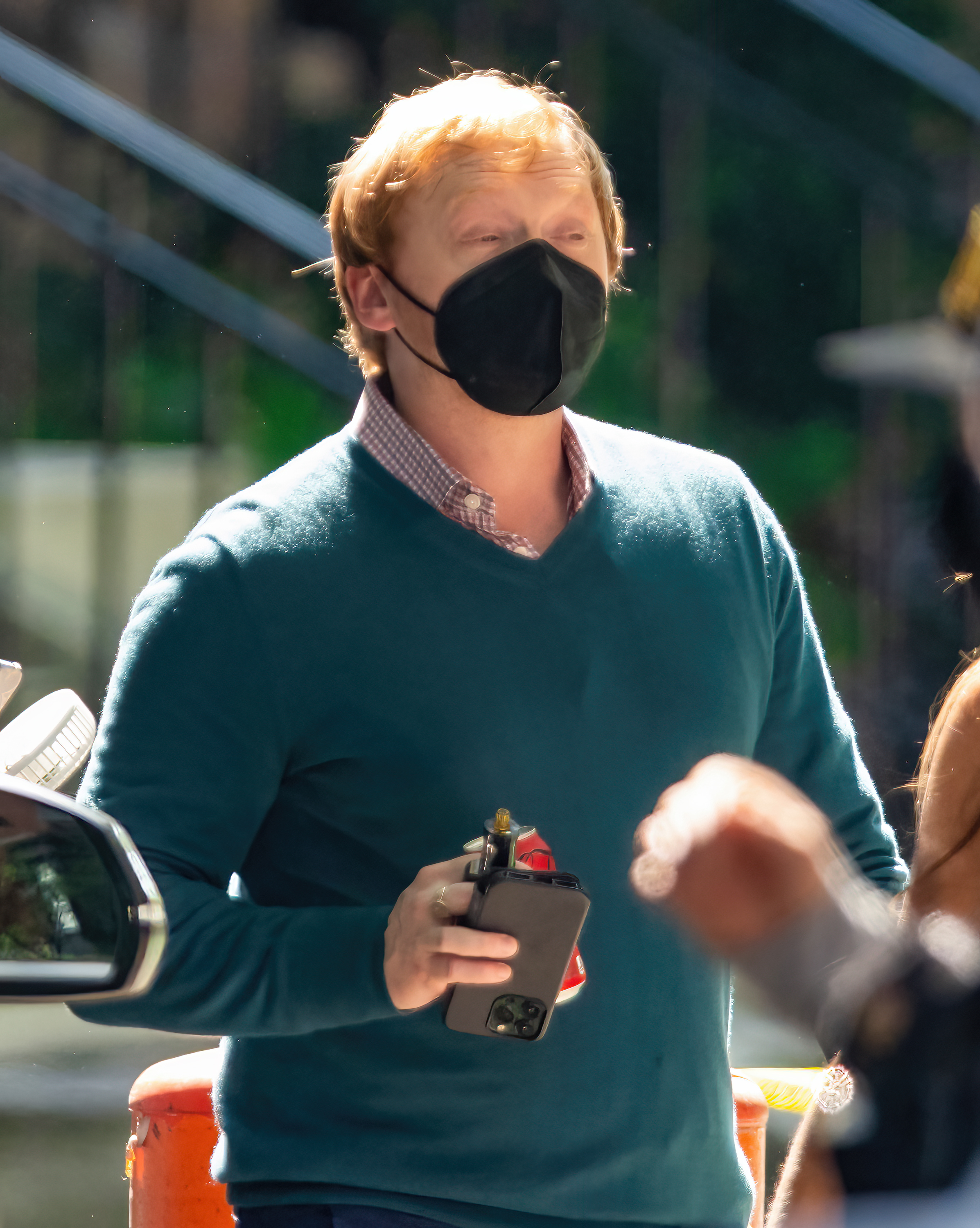 Rupert Grint et Lauren Ambrose sur le plateau de tournage de la saison 4 de "Servant" le 9 juin 2022 à Philadelphie, Pennsylvanie | Source : Getty Images