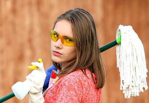 Une jeune femme avec une serpillière et des lunettes de nettoyage. | Pixabay