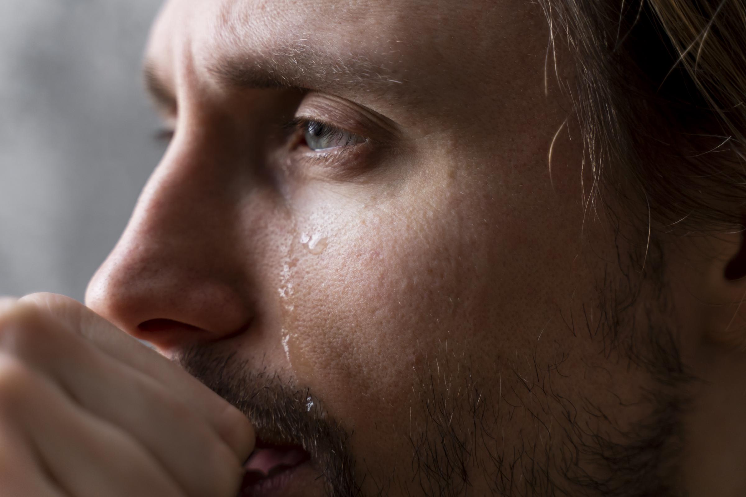 Un homme avec des larmes dans les yeux | Source : Freepik