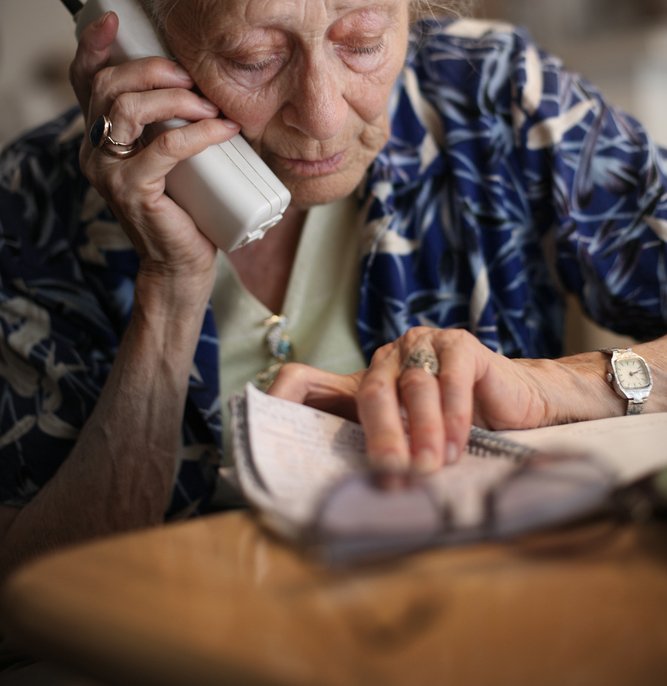 Femme âgée au téléphone / Source : Shutterstock
