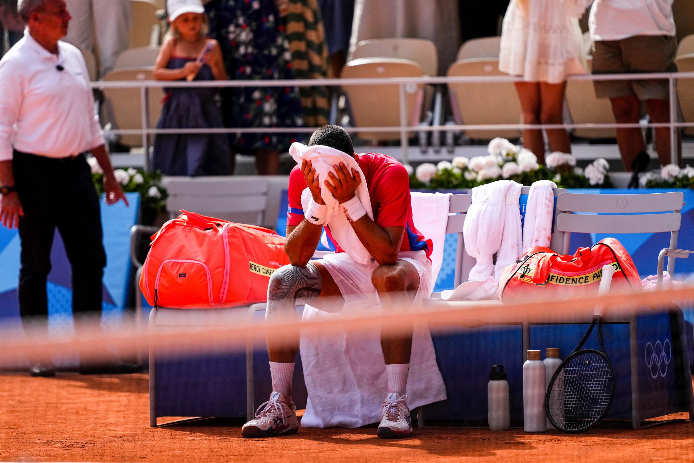 Novak Djokovic est ému après sa victoire contre Carlos Alcaraz le 4 août 2024 | Source : Getty Images