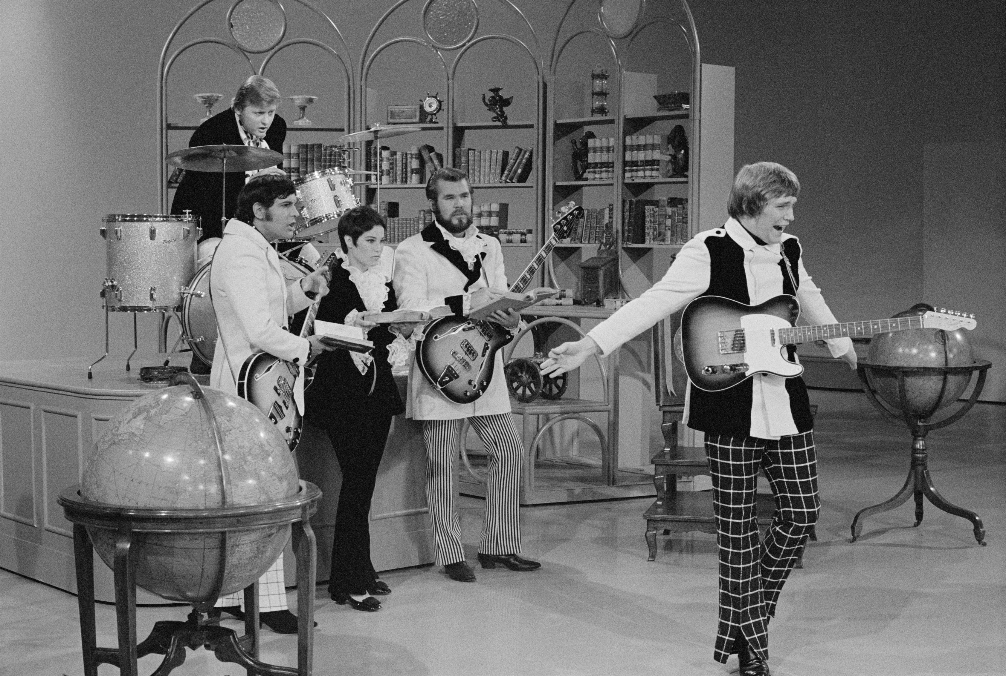 Le défunt chanteur et son groupe The First Edition ont participé à l'émission "The Smothers Brothers Comedy Hour" le 29 septembre 1967 | Source : Getty Images