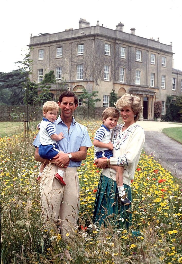 Le Prince et la Princesse de Galles avec le Prince William et le Prince Harry dans la prairie de fleurs sauvages de Highgrove achetée pour son usage par le Duché de Cornouailles. | Source : Getty Images      