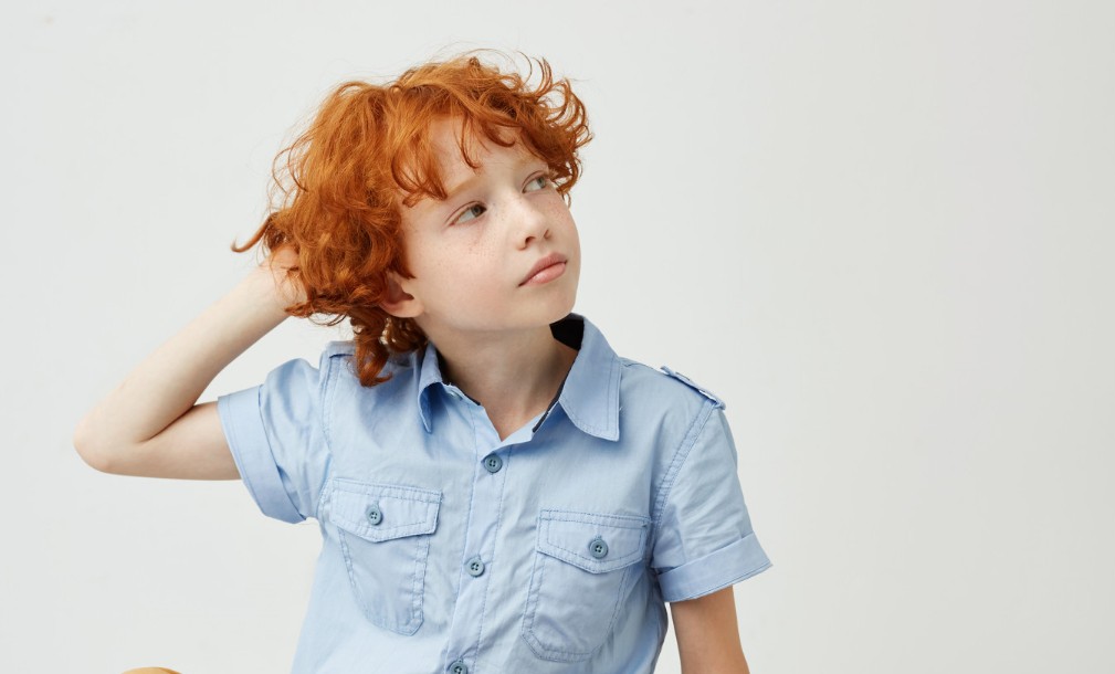 Un petit garçon confus | Source : Freepik