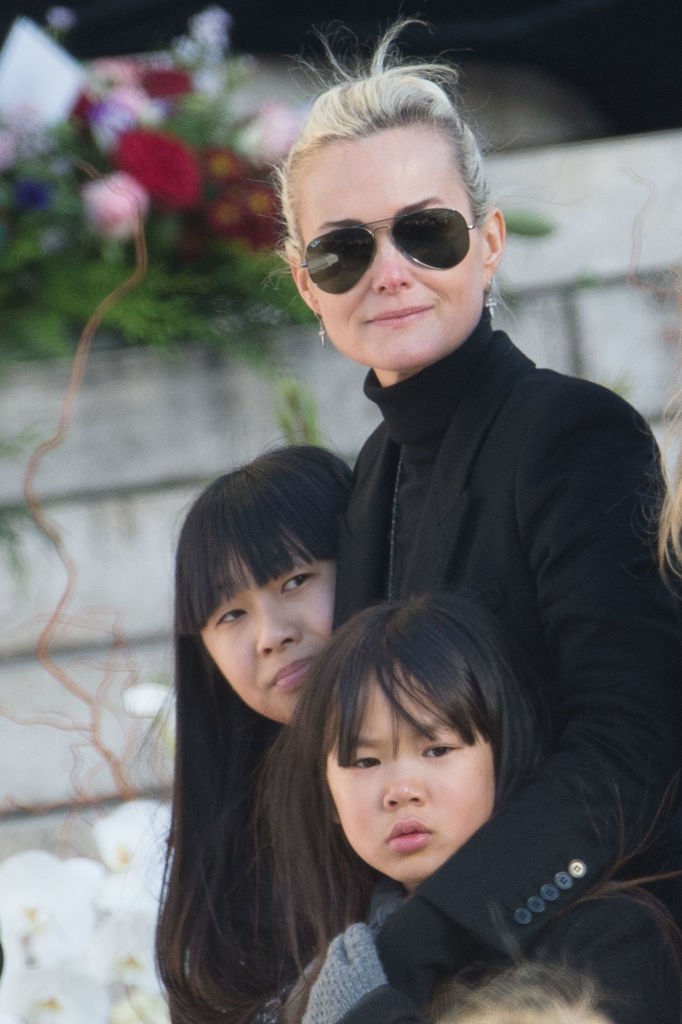 Laeticia Hallyday, Jade et Joy Hallyday aux funérailles de Johnny Hallyday à l'Eglise De La Madeleine le 9 décembre 2017 | Source : Getty Images