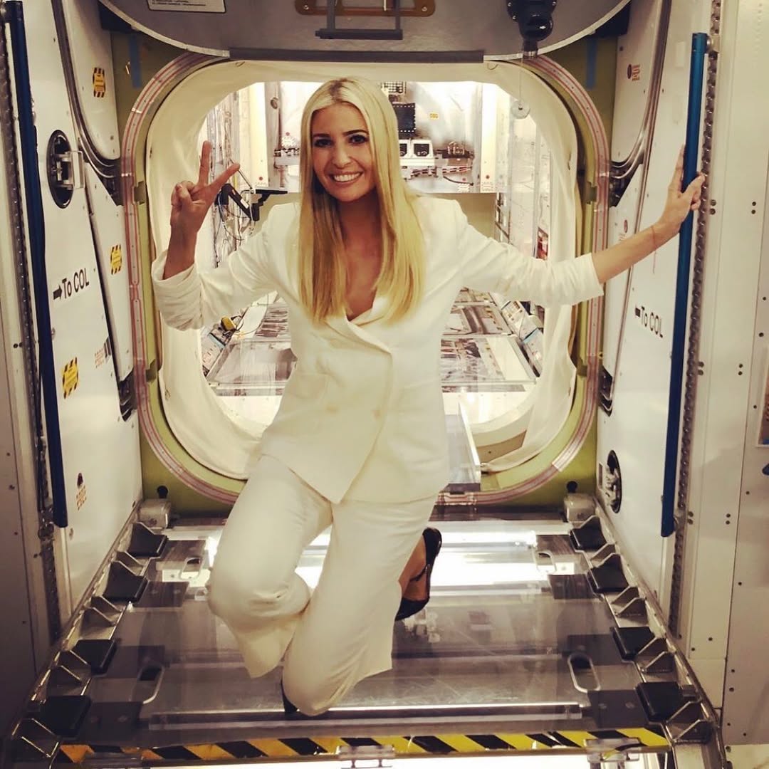 Ivanka Trump pose lors d'une visite au centre spatial Johnson de la NASA, datée de mai 2020 | Source : Instagram/ivankatrump