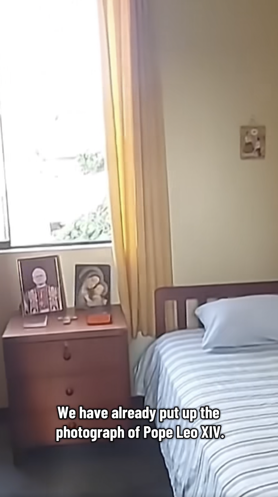 L'intérieur de la chambre du pape Léon XIV lorsqu'il vivait à Trujillo, au Pérou, tiré d'une vidéo datée du 9 mai 2025. | Source : Facebook/CBS News