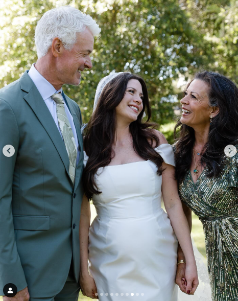 Scott Fisher, Morgan Eastwood et Dina Ruiz pendant le mariage, daté du 18 juin 2024 | Source : Instagram/morganeastwood