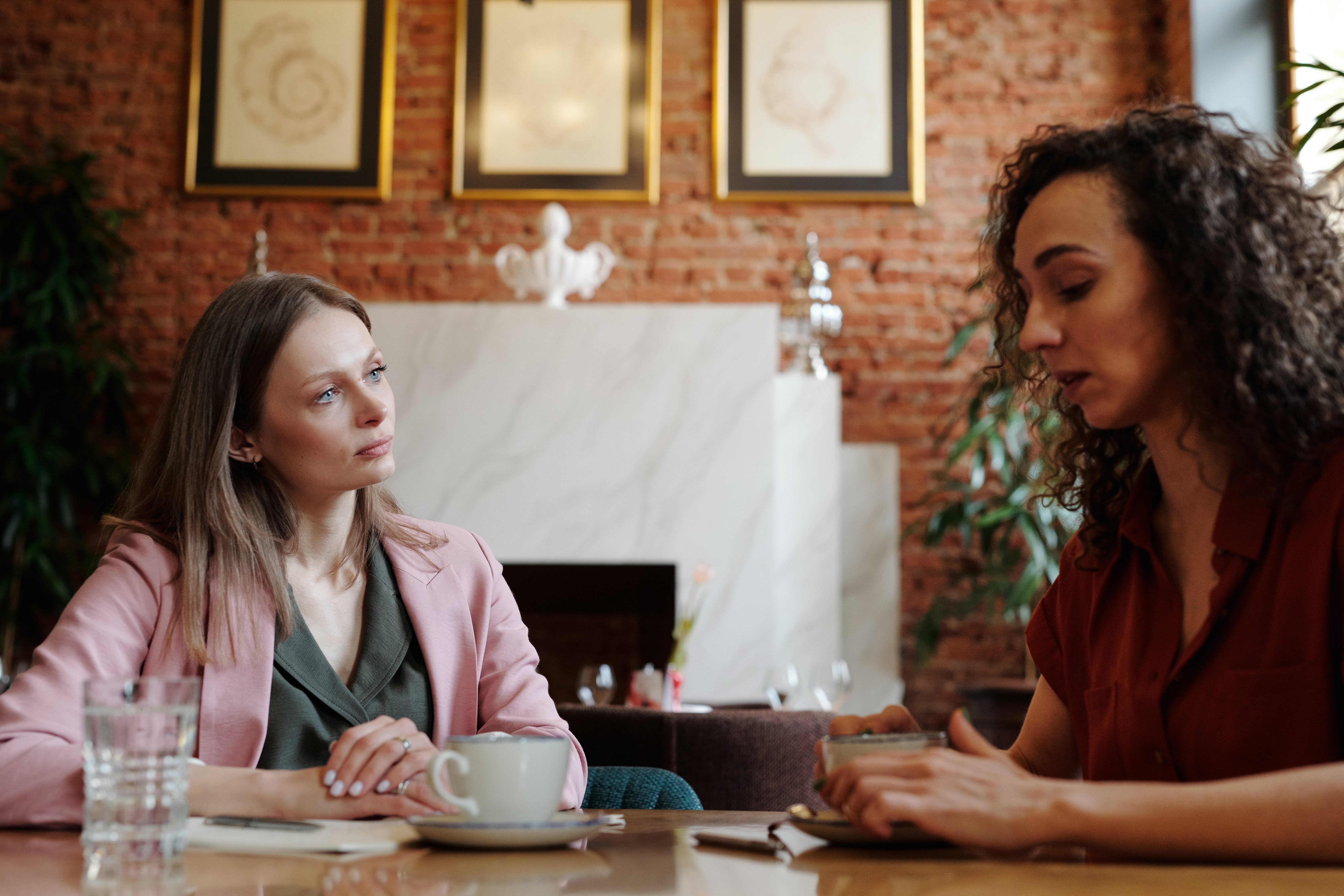 Deux femmes discutent dans un café | Source : Pexels