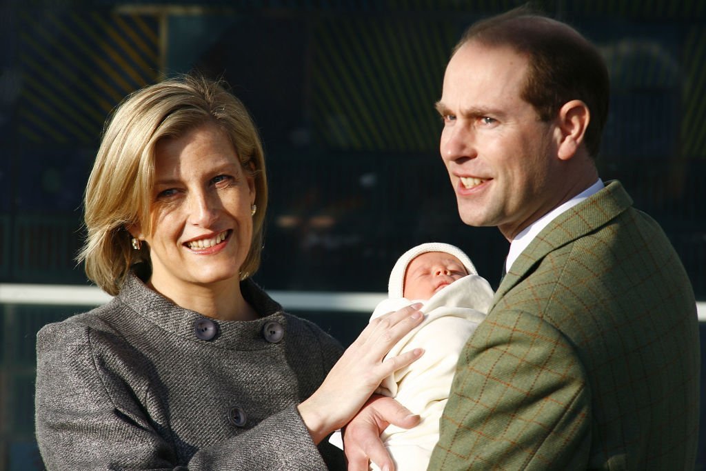 Sophie Rhys-Jones, le Prince Edward et leur fils James le 20 décembre 2007 à Frimley. l Source : Getty Images