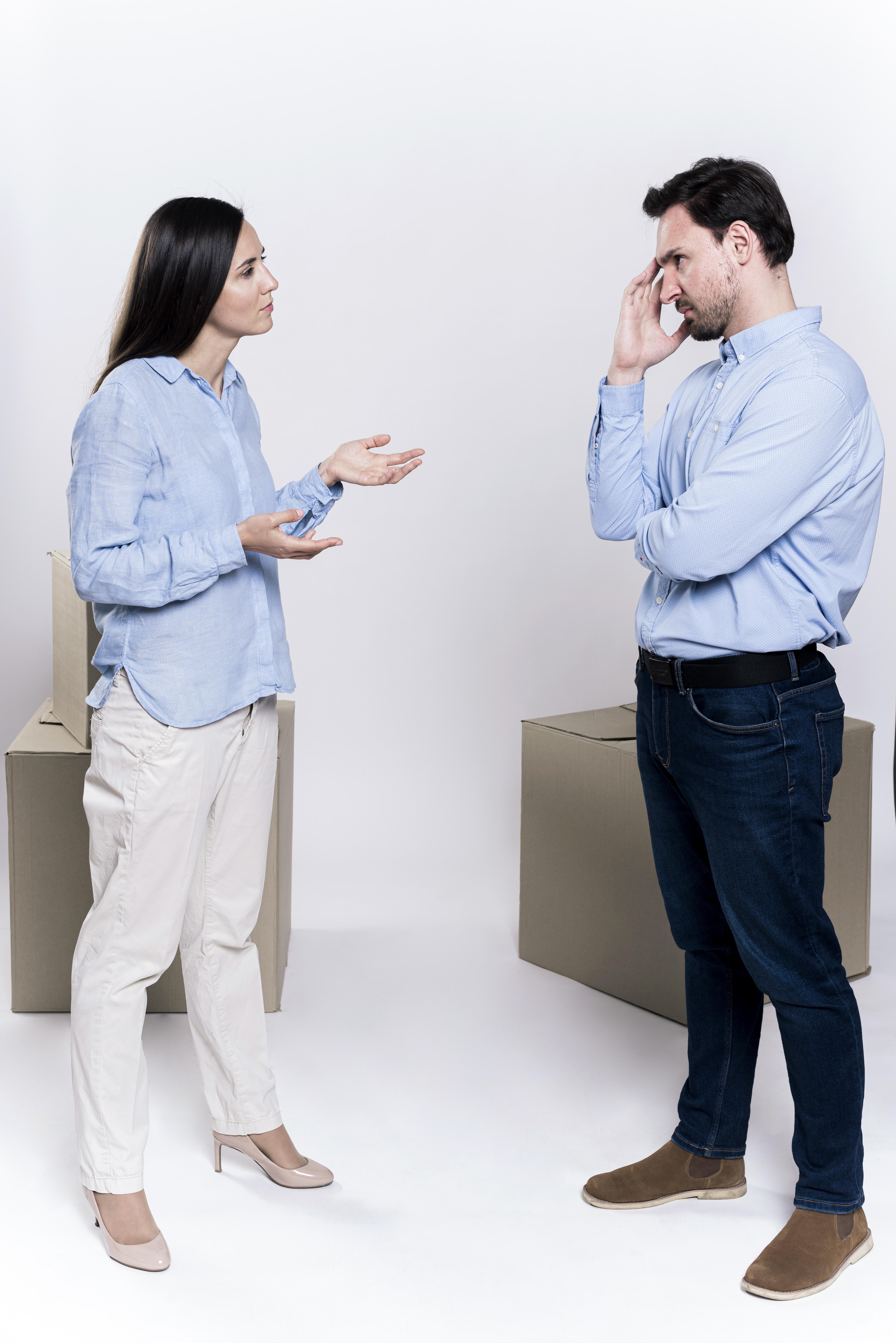 Un homme et une femme en train de discuter sérieusement | Source : Freepik