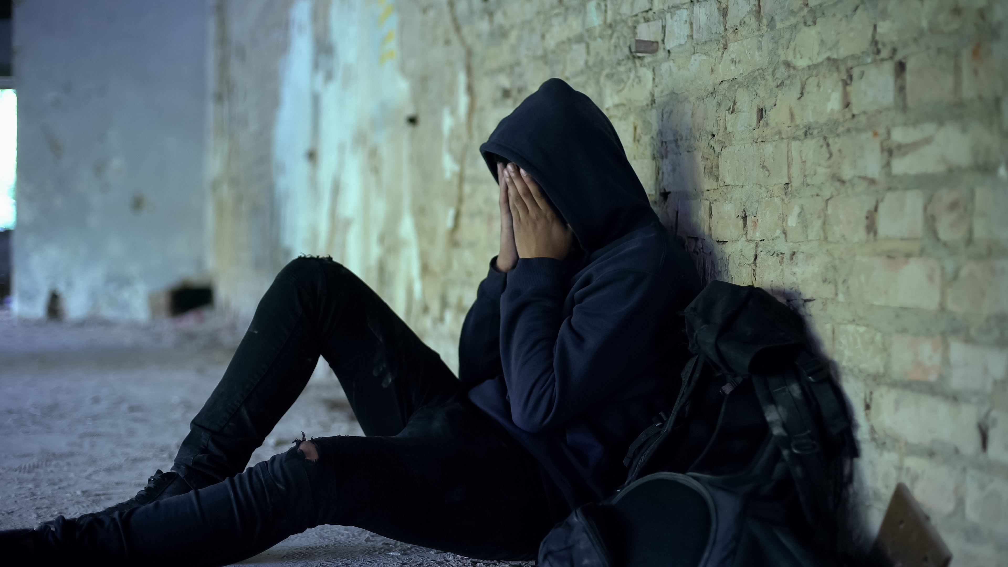 Un adolescent misérable qui pleure dans un endroit abandonné | Source : Shutterstock