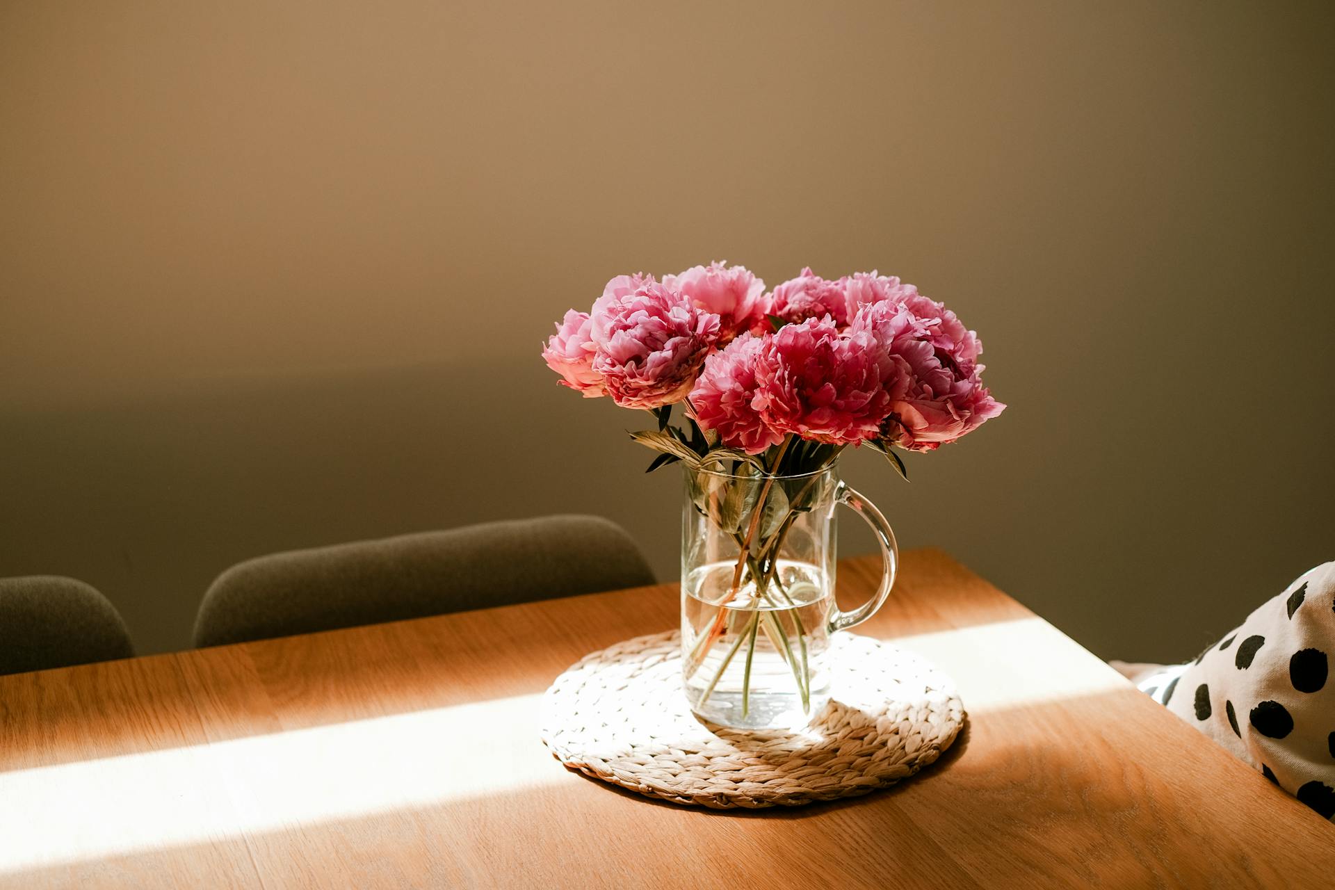 Fleurs sur une table | Source : Pexels