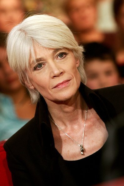 La chanteuse française Françoise Hardy sur le plateau de l'émission "Vivement Dimanche". | Photo : Getty Images