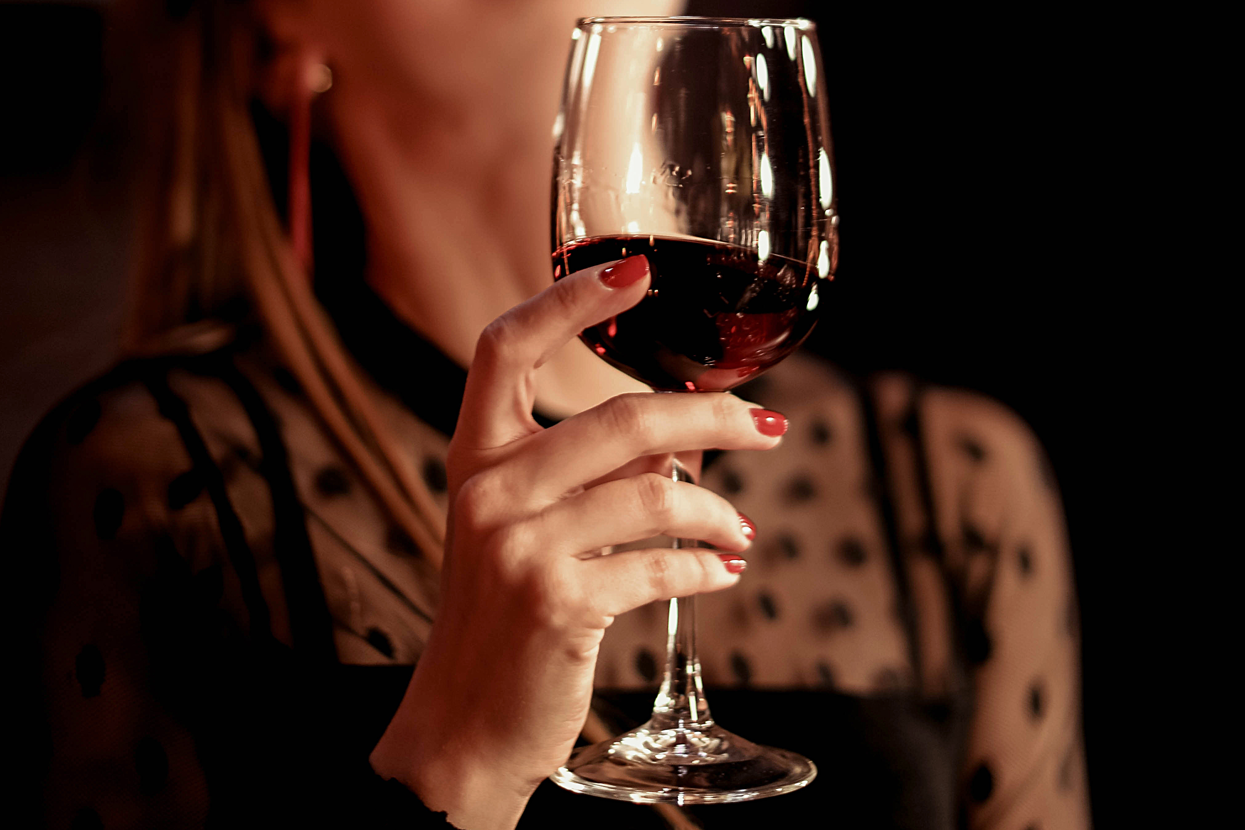 Femme levant un verre de vin | Source : Shutterstock