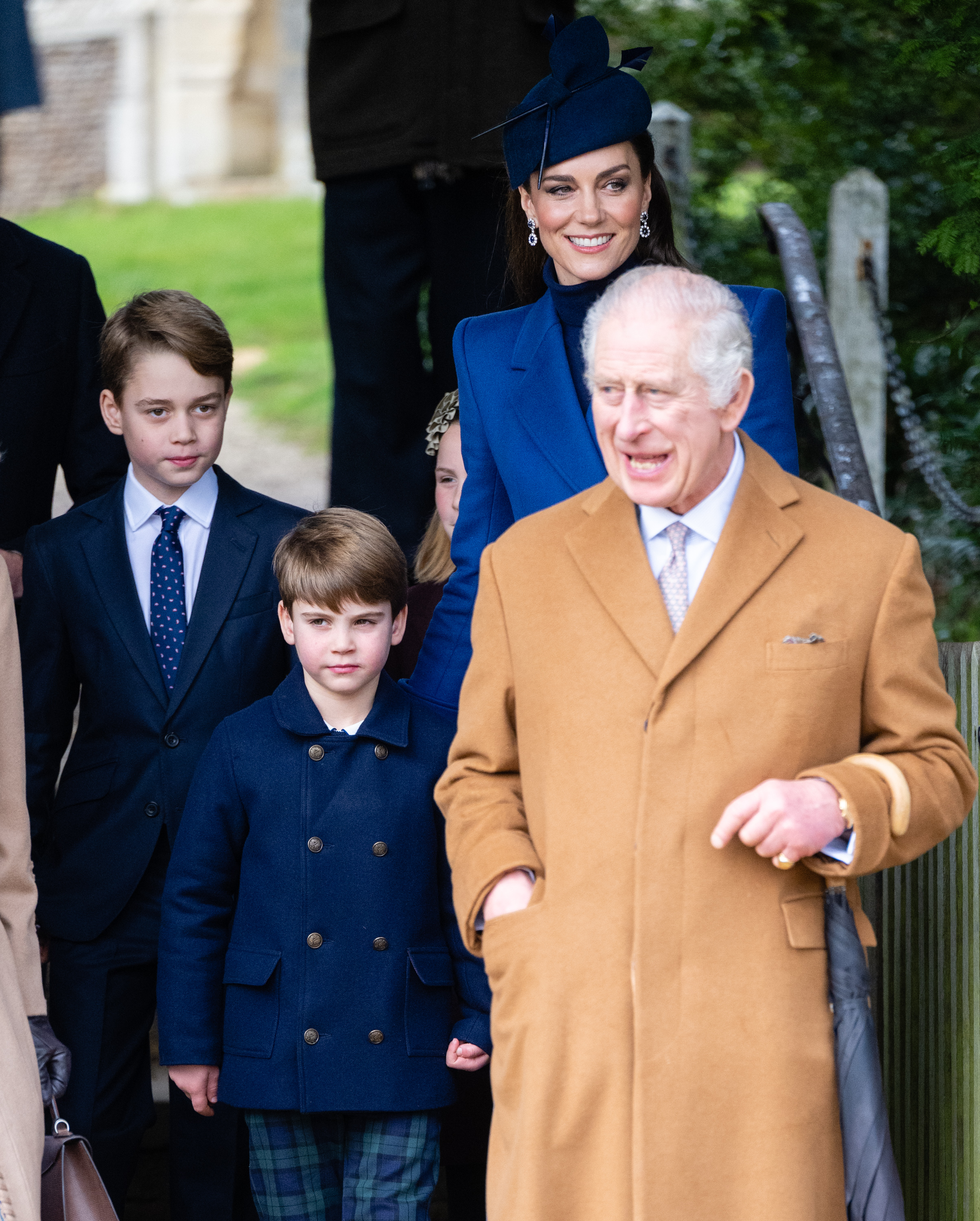 Le prince George, la princesse Catherine et le roi Charles III lors de l'office du matin de Noël à l'église de Sandringham, le 25 décembre 2023, en Angleterre. | Source : Getty Images