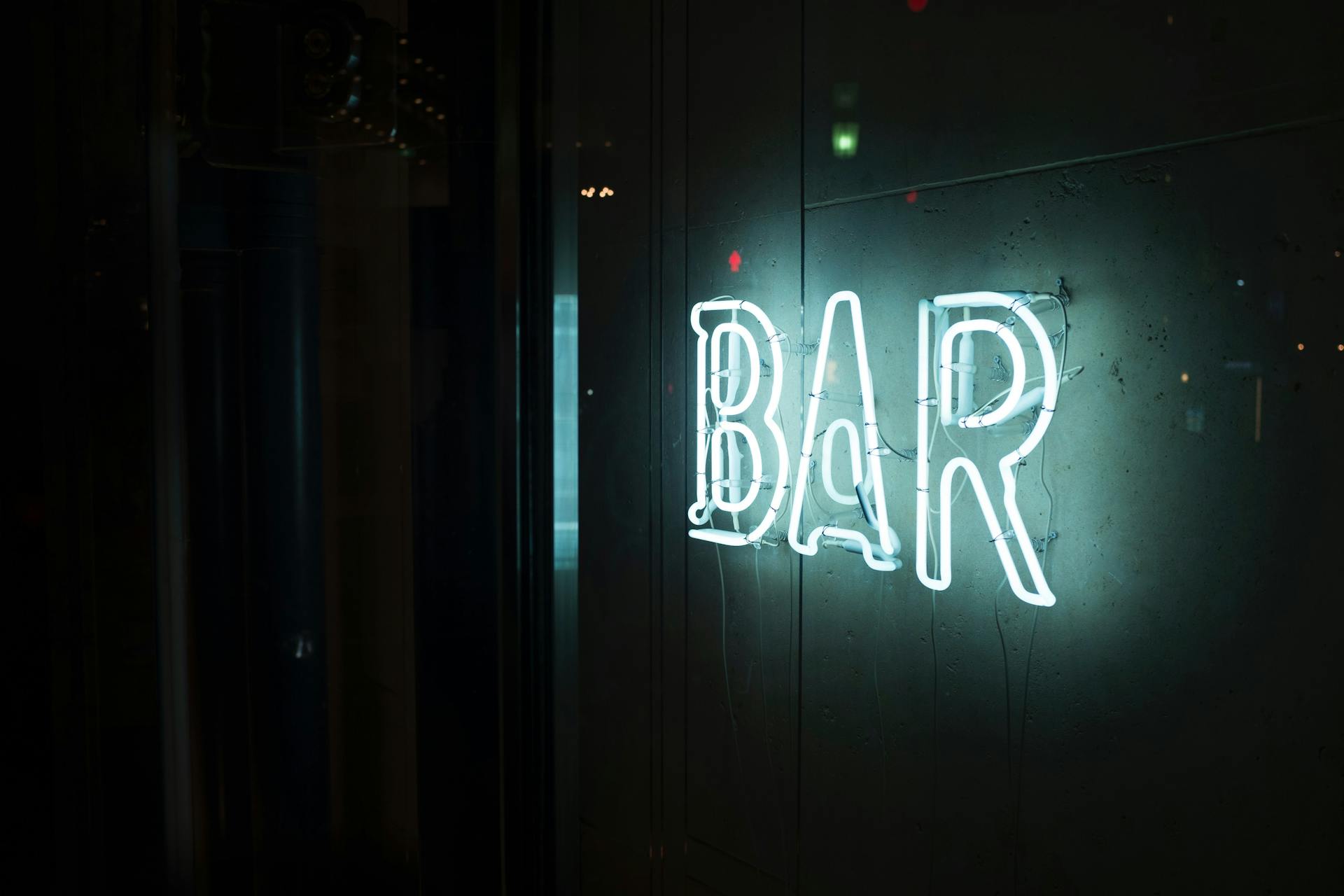 A neon bar sign | Source: Pexels