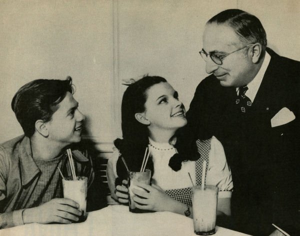 Mickey Rooney, Judy Garland et Louis B. Mayer. | Source : Wikimedia Commons.