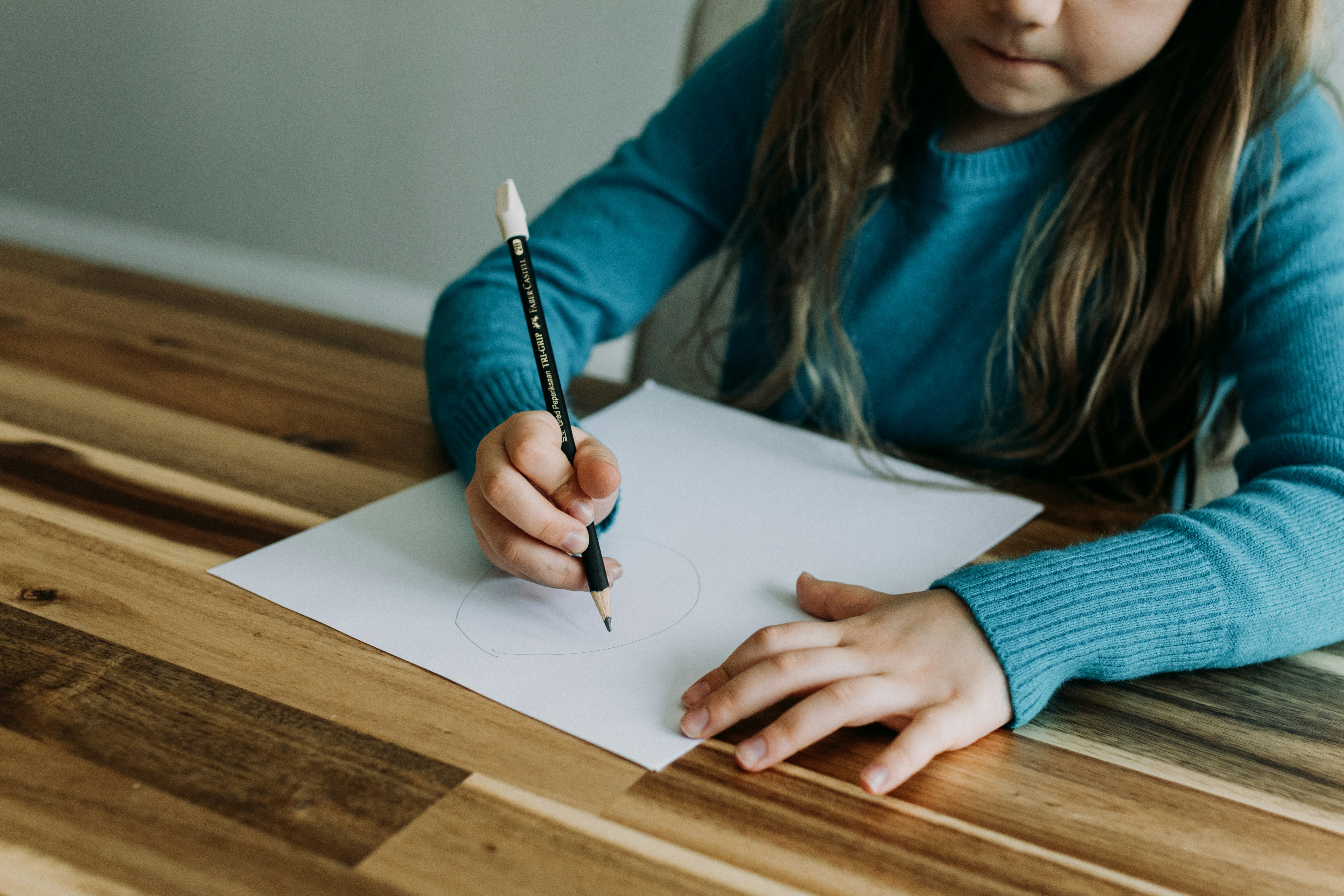 Une petite fille qui dessine | Source : Unsplash