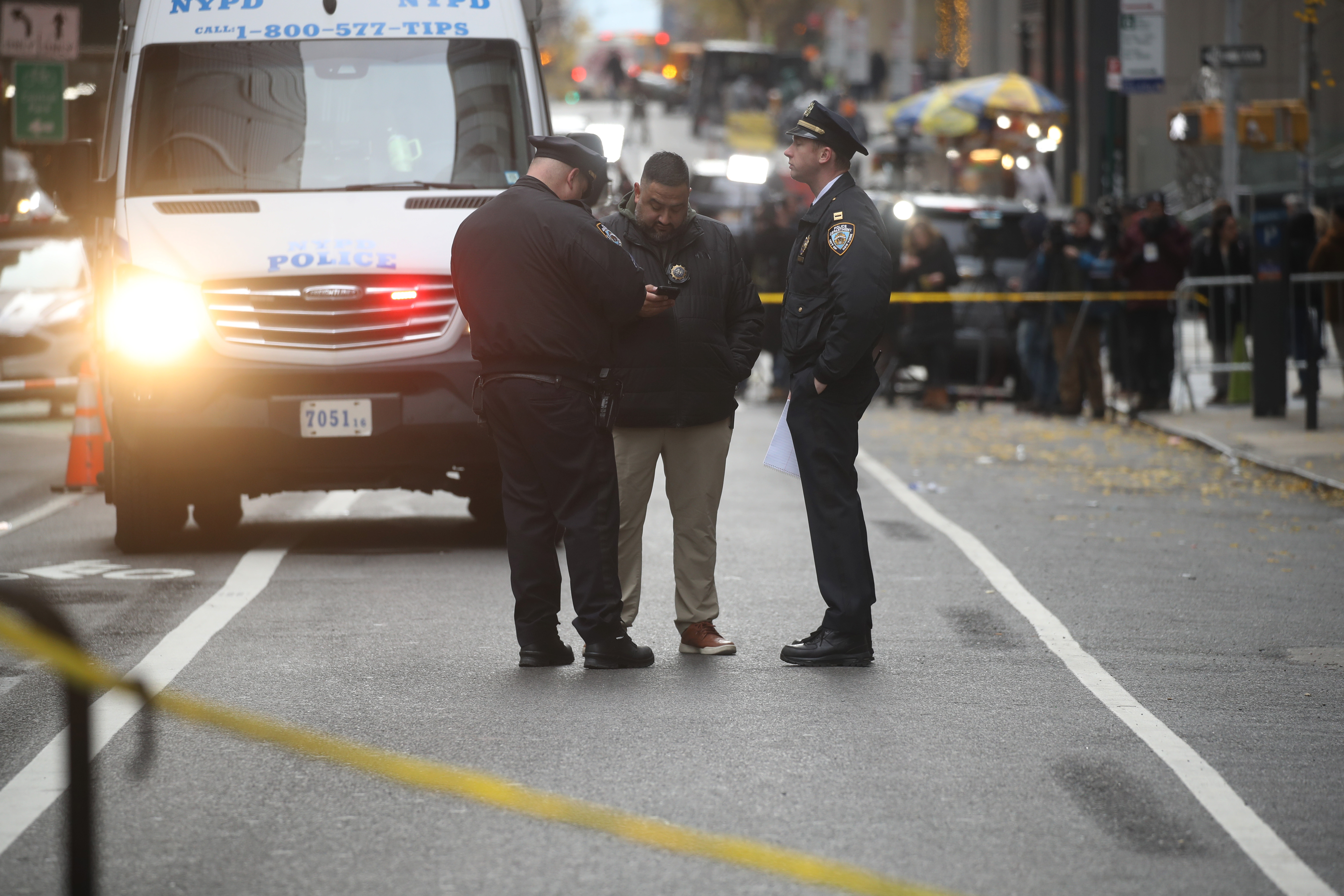 La police se rassemble devant l'hôtel Hilton à Midtown Manhattan, où le PDG de UnitedHealthcare, Brian Thompson, a été mortellement blessé par balle le 4 décembre 2024 | Source : Getty Images