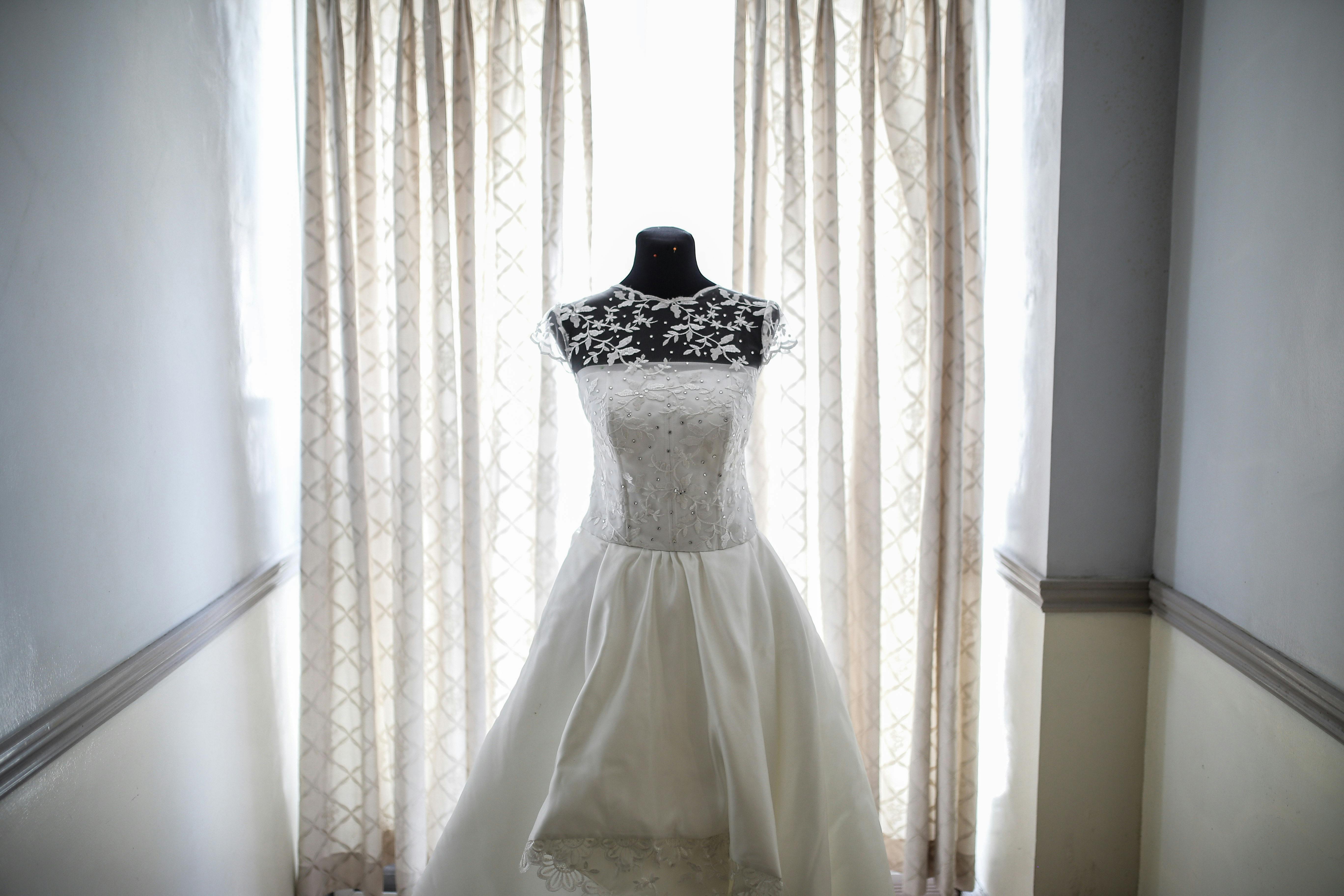Une robe de mariée exposée sur un mannequin | Source : Pexels