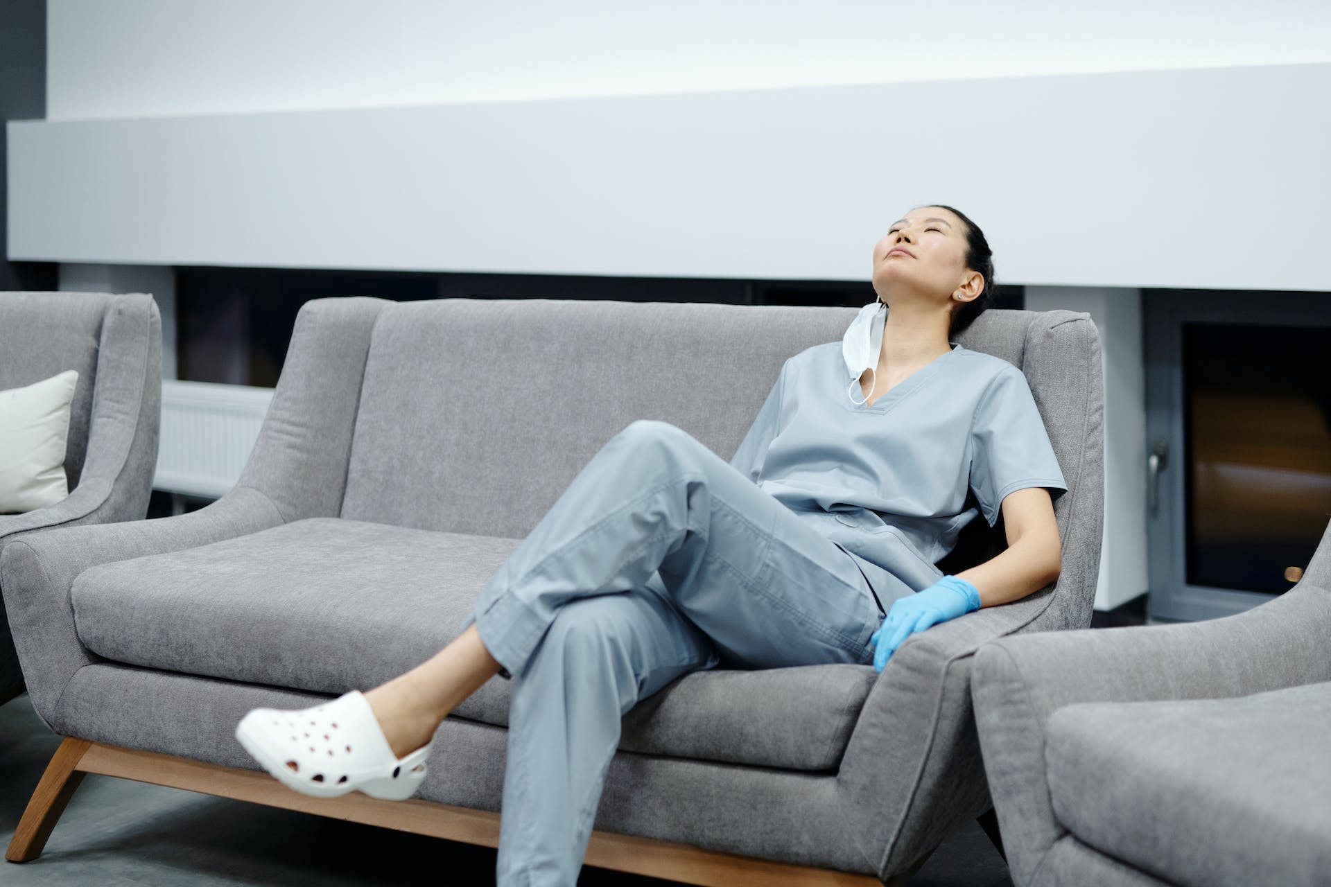 Infirmière se reposant sur un canapé | Source : Pexels